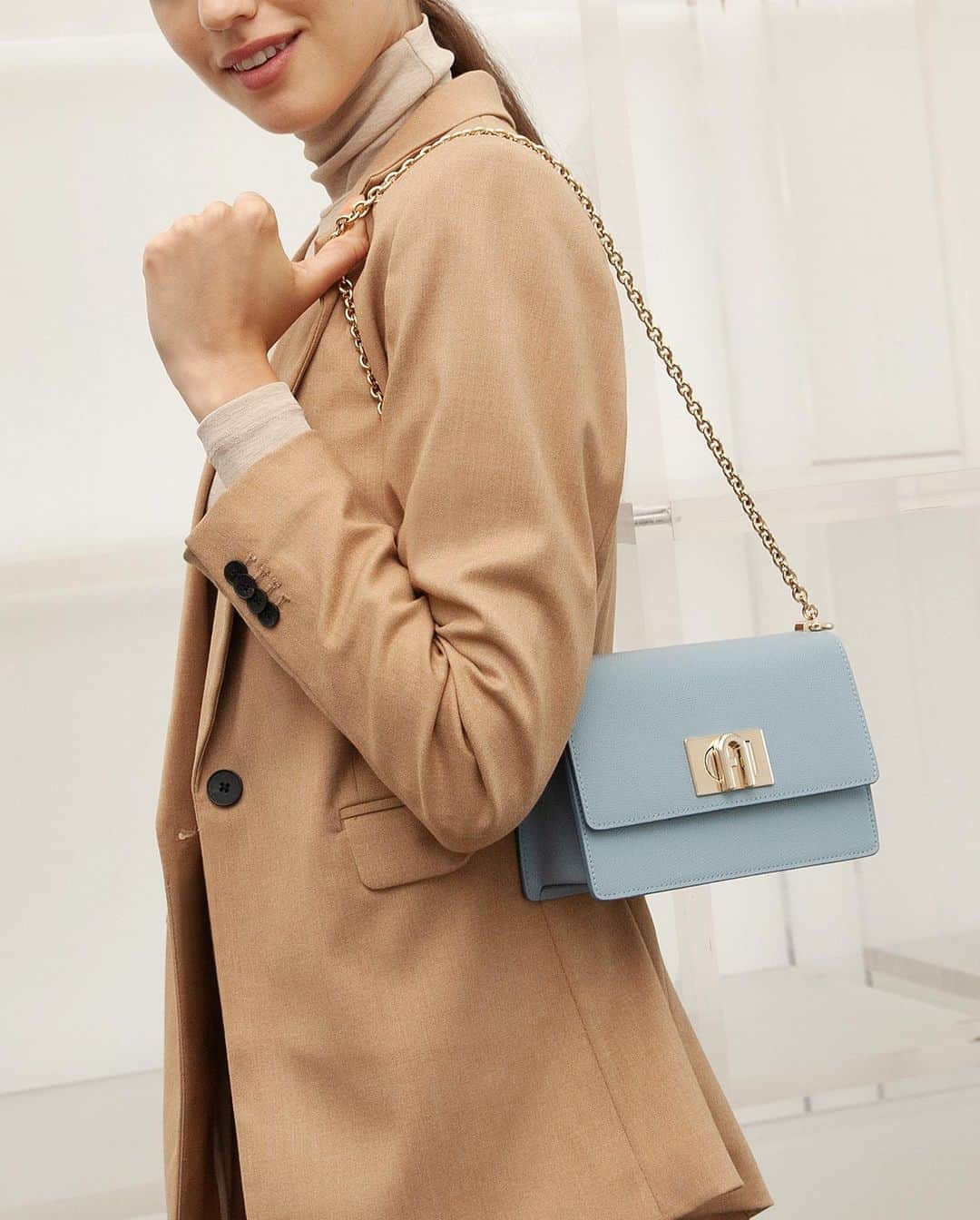 フルラのインスタグラム：「Craftsmanship means timeless quality, structured processes and artisanal passion. And you're invited to experience it through Furla creations.  #thefurlasociety #furlafeeling #newcollection #furla #accessories #fashion」