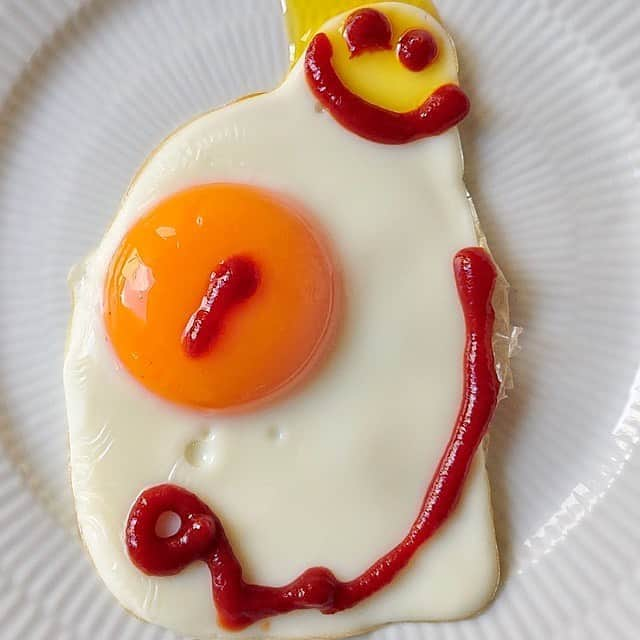 大地真央さんのインスタグラム写真 - (大地真央Instagram)「🥚目玉焼きアート🎨またまた10パターン✋✋お届けします 🍳🍳🍳🍳🍳🍳🍳🍳🍳🍳 ・オズの魔法使いのかかしのソバカス🧙‍♂️🧹 ・びっくりポン❗️😲 ・ミシュラン一つ星のお化け👻 ・とりさかな🦜🐠 ・おせっかいなパーマ屋さん🦱 ・ウキウキのカエル🐸 ・飛び立つ前のモモンガ🐹 ・お風呂上がりの王様の王冠👑 ・船長の瞳の中に錨⚓️ ・ペカソ🎨顔の中に顔  #目玉焼きオリジナルアート 🍳 #朝食 #目玉焼き 🍳 #ノンオイル #ケチャップ🍅 #亜麻仁オイル #中村農場　#烏骨鶏 #リアルオーガニック卵 #卵 🥚×2 #卵 🥚×1 #笑おう#免疫力アップ  #大地真央 撮影📱 #MAODAICHI @maodaichi_official_goods」9月9日 19時54分 - daichimao_official