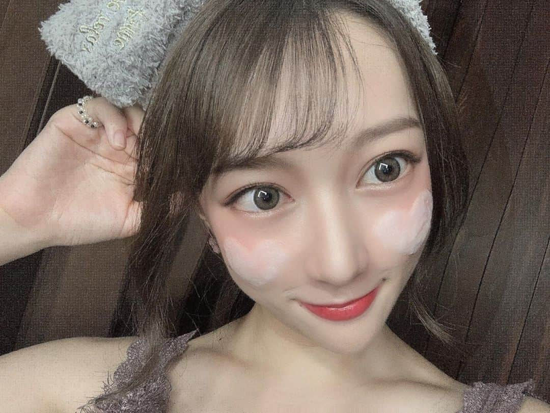 高辻千夏さんのインスタグラム写真 - (高辻千夏Instagram)「Skin care﻿ 🛁*。 ﻿ ﻿ ﻿ @baker7officialjapan さんから頂いた、﻿ ﻿ 泡パック使ってみた🧖‍♀️🛁﻿ ﻿ ﻿ #マジックバブルエッセンスパック 𓂃◌𓈒𓐍﻿ ﻿ ﻿ 哺乳瓶の形で有名🍼﻿ ﻿ 見たことある人も多いんじゃないかな？👶🏼💕 ﻿ ﻿ ﻿ 今回頂いたのは、持ち運びできるミニサイズ！﻿ ﻿ 💓ピンクの方は、トーンアップ効果💓﻿ 💧ブルーの方は、お肌の鎮静効果💧﻿ ﻿ ﻿ 洗い流さなくて良いから、そのままお肌に馴染ませるだけ！1パックで約5~6回分◎﻿ ﻿ ﻿ 見た目も可愛いし、これから旅行に持っていこ〜〜✈️♡﻿ ﻿ ﻿ #マジミニ #baker7 #韓国コスメ #PR #스킨케어 #매직버블에센스팩 #베이커세븐」9月9日 19時55分 - chinatsujk