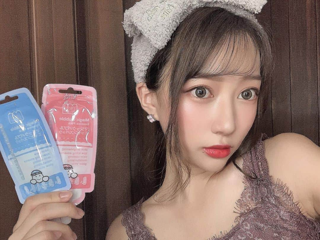 高辻千夏さんのインスタグラム写真 - (高辻千夏Instagram)「Skin care﻿ 🛁*。 ﻿ ﻿ ﻿ @baker7officialjapan さんから頂いた、﻿ ﻿ 泡パック使ってみた🧖‍♀️🛁﻿ ﻿ ﻿ #マジックバブルエッセンスパック 𓂃◌𓈒𓐍﻿ ﻿ ﻿ 哺乳瓶の形で有名🍼﻿ ﻿ 見たことある人も多いんじゃないかな？👶🏼💕 ﻿ ﻿ ﻿ 今回頂いたのは、持ち運びできるミニサイズ！﻿ ﻿ 💓ピンクの方は、トーンアップ効果💓﻿ 💧ブルーの方は、お肌の鎮静効果💧﻿ ﻿ ﻿ 洗い流さなくて良いから、そのままお肌に馴染ませるだけ！1パックで約5~6回分◎﻿ ﻿ ﻿ 見た目も可愛いし、これから旅行に持っていこ〜〜✈️♡﻿ ﻿ ﻿ #マジミニ #baker7 #韓国コスメ #PR #스킨케어 #매직버블에센스팩 #베이커세븐」9月9日 19時55分 - chinatsujk