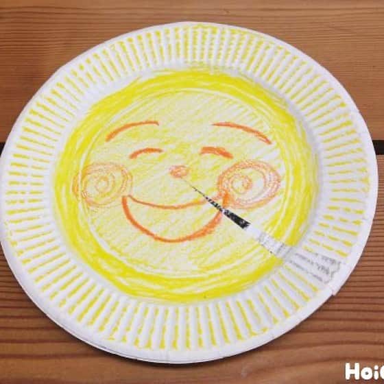 HoiClue♪ [ほいくる]のインスタグラム：「＼くるっと回して紙皿おつきさま／  2枚の紙皿で作る、おもしろおもちゃ✂️  紙皿をくるっと回すと…雲に隠れていたおつきさまが顔を出すよ！🎑  何度も繰り返したくなる、仕掛けが楽しいあそび🌝  . . . . . . . . . . . . . . . . . .  ■ ポイント！ ・「泣いた顔→笑った顔」「雨→→晴れ」「いもむし→ちょうちょ」「たまご→ひよこ」など、アレンジのバリエーションいろいろ。  ・自由に絵を描いたり、ストーリー仕立ての作品を作っても楽しい！  ・お友だちの作った作品と組み合わせたら、新たな物語が生まれるかも？！ 　紙芝居のようにも使ったり、発展あそびも広がる！　  ■ 材料 ・紙皿 2枚  ■ 使うもの ・はさみ ・クレヨン  ■ 作り方 1、紙皿に雲とおつきさまの絵を描く。  2、写真のように、紙皿の中心まではさみで切り込みを入れる。  3、切り込み部分を噛みあわせるように、2枚の紙皿を重ねたらできあがり！  もくもくの黒い雲。 紙皿をぐるぐる回していくと、…  おつきさまが登場するよ♪  . . . . . . . . . . . . . . . . . .  ほいくるの投稿を見て遊んだ後は、ぜひ #ほいくる または #hoiclue のタグをつけえ教えてください♬ほいくる公式サイトの記事内で、ご紹介させていただくかも…？ ※その際はInstagramのメッセージにて事前にご連絡させていただきます。  そのほか「あそび」や「こども」にまつわる色々な情報やアイディアを楽しみたい方は、 @hoiclue のプロフィールのURLへ 👉︎︎︎︎️️️️️️  #保育 #保育士 #保育園 #幼稚園 #幼稚園教諭 #こども園 #保育士の卵 #保育学生 #遊び #あそび #子ども #こども #children #kids #製作 #制作 #工作 #キッズアート #おうち遊び #室内遊び #こどもとあそぶ #お月見 #十五夜」