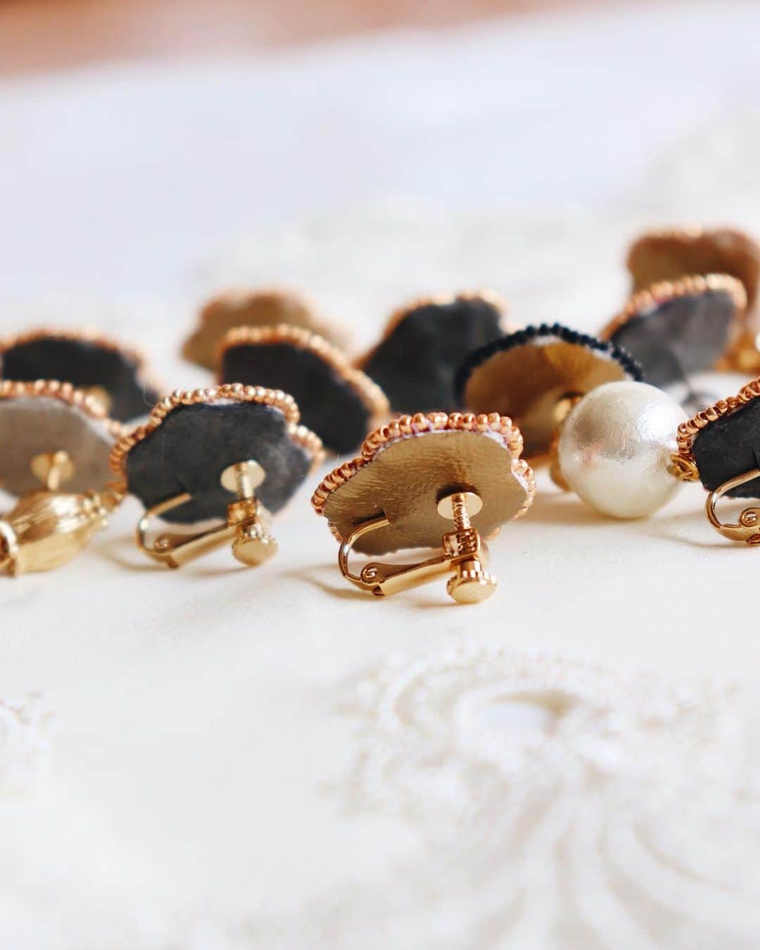 handmade shopのインスタグラム：「オンラインショップはクローズしました👼﻿ ﻿ 次回は10月を予定しています🌟﻿ ﻿ 今日はご注文いただいた分の﻿ 裏仕立てをしていました☺️﻿ ﻿ 出来上がるとより可愛い💓﻿ 週末に発送できそうです🙆‍♀️♫﻿」