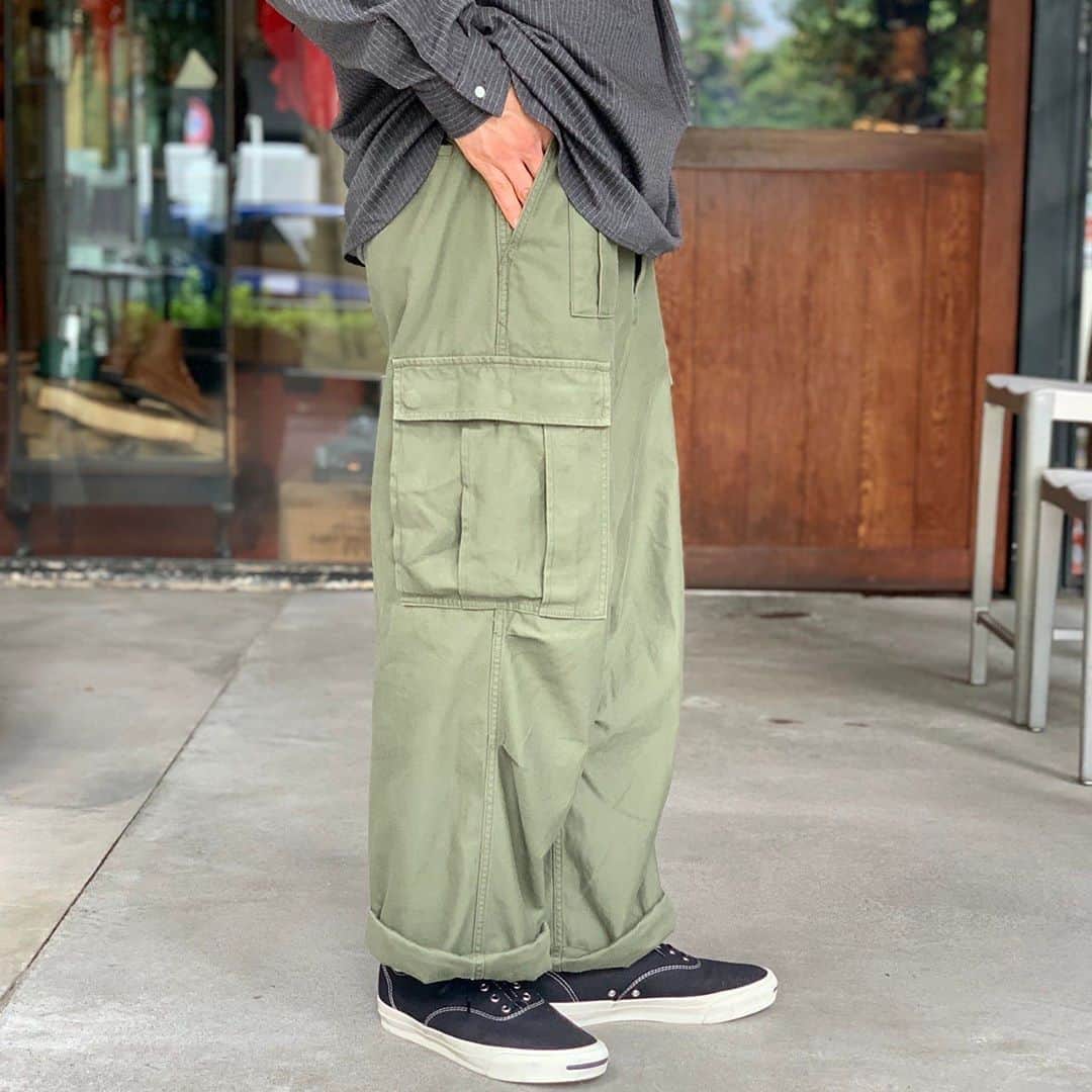 のインスタグラム：「BEAMS PLUS STYLE  #beams #beamsplus #beamsplusharajuku #harajuku #tokyo #nigelcabourn #militarypants #cargopants #armypants #converse #mensfashion #mensstyle #menswear #keepfashionalive」