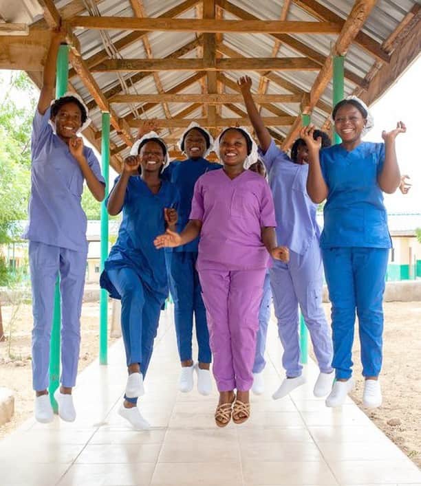 国境なき医師団さんのインスタグラム写真 - (国境なき医師団Instagram)「助産師たちがとびっきりの笑顔でジャンプ！  . 今年はナイチンゲールの生誕200年にちなんで制定された、「国際看護師・助産師年」です。新型コロナウイルスの流行の中、これまでに経験したことのない状況に直面している看護師・助産師たち。 . 「赤ちゃんをこの世界に迎える最初の一人になれるのは、とても光栄なこと」「看護師として、患者さんの回復に関われることが大きな喜びです」　今だからこそ伝えたい思いを語っています。 ----------------- 看護師・助産師たちの言葉は公式サイトから。プロフィールのURLリンクからどうぞ→ @msf_japan  ----------------- © MSF #国境なき医師団 #MSF #医療 #看護師　#助産師　#医療従事者 #国際看護師助産師年　#救急の日」9月9日 20時00分 - msf_japan