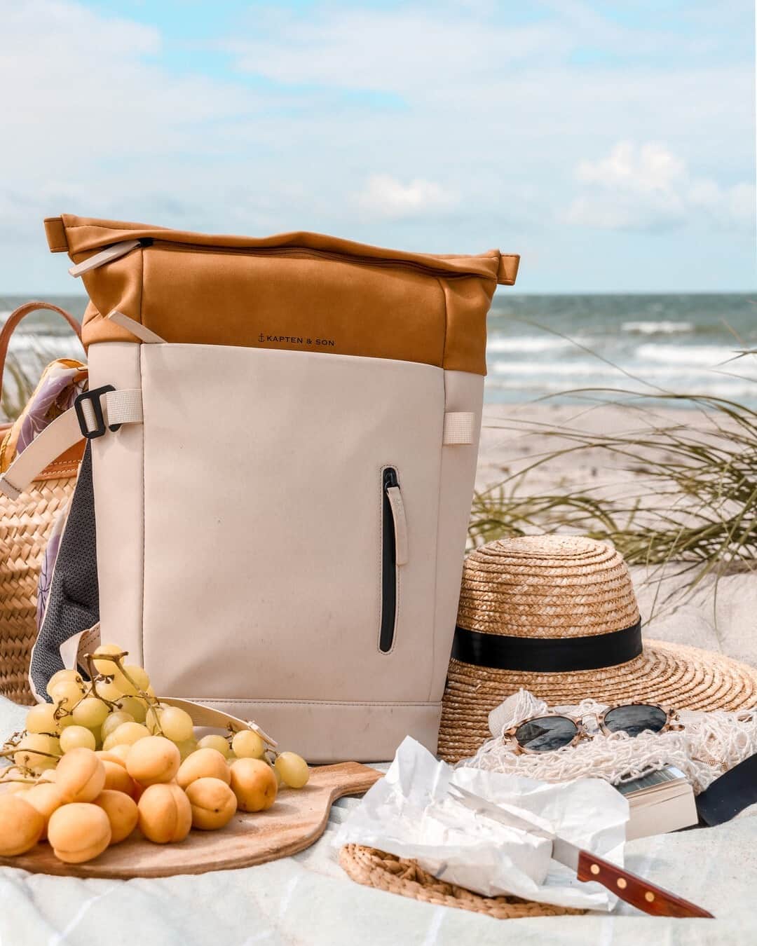 Kapten & Sonさんのインスタグラム写真 - (Kapten & SonInstagram)「'A picnic is a state of mind and can be anywhere.' 🧡 @steffimarla at the beach with some picnic essentials all carried in our backpack Aarhus "Cream Amber". ✨ #bekapten #kaptenandosn #backpack⁠ .⁠ .⁠ .⁠ #beach #picnic #beachdays #fruits #lastsummerdays #inspiration #style #explore #balticsea」9月9日 20時01分 - kaptenandson