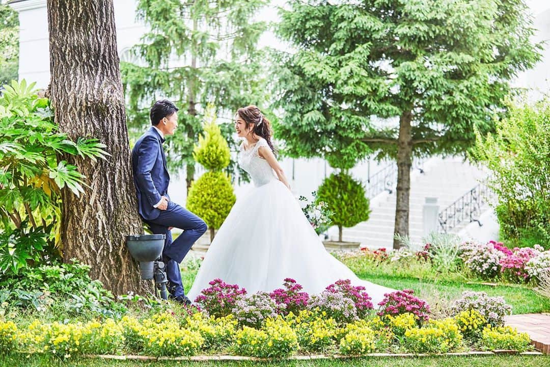 楽婚【公式】Instagramさんのインスタグラム写真 - (楽婚【公式】InstagramInstagram)「.﻿ ♡ガーデンウェディングでよかった！﻿ ﻿ 鮮やかなグリーンとお花に囲まれるおふたり。﻿ 純白ドレスがより一層ステキに際立ちます＊。﻿ 青空の下で行う人前式はチャペルとは﻿ 違うナチュラルなアットホーム感が魅力◎﻿ ﻿ 会場：#アートグレイスウエディングフォレスト﻿ ﻿ @rakukon をフォローして﻿ 『#楽婚』をつけて、﻿ お写真の投稿大歓迎♡﻿ 公式IGでリグラムされるかも！？﻿ ﻿ Webでご予約はTOPのURLより♡﻿ ⇒@rakukon﻿ .﻿ #楽婚 #rakukon #ベストアニバーサリー﻿ #ベストブライダル﻿ #wedding #ウェディング﻿ #フォトウェディング﻿ #プレ花嫁 #卒花﻿ #日本中のプレ花嫁さんと繋がりたい﻿ #プラコレ #marryxoxo﻿ #ウエディングニュース﻿ #花嫁 #卒花嫁 #2020年夏婚﻿ 2020年秋婚 #2020年冬婚﻿ #2021年春婚 #2021年夏婚﻿ #式場探し#ナチュラルウェディング﻿ #オリジナルウェディング﻿ #結婚式準備 #結婚式場#weddingdress﻿ #Weddingphoto﻿ #ウェディングドレス﻿ #ガーデンウェディング﻿ #前撮り」9月9日 20時04分 - rakukon