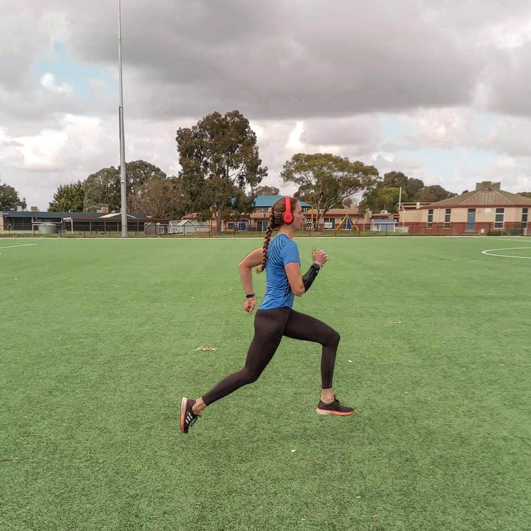 Maddie COATESさんのインスタグラム写真 - (Maddie COATESInstagram)「I am so grateful I now have access to such a brilliant bit of equipment from @kineticsportscience. This equipment (WR) not only helps me feel the position I need to be hitting while running, but it has allowed me to run without any pain or discomfort from my current injury (osteitis pubis & hip dysplasia).   Thanks to my rehab program @myphysio_evolution, @athleticbody_official and now this awesome piece of equipment I am able to slowly transition perfectly back into my running, and I can finally see the light at the end of the tunnel.   The way Wearable Resistance (WR) is being applied is to build & develop sport specific speed, agility, musculoskeletal conditioning through loading athletes in small percentages of their body weight - so maximising Transference, from training to sport specific activity.  WR is also used for athletes returning from injury as the athlete can be lightly loaded while doing their sport specific rehabilitation or movement development such as change of direction or correcting a muscular imbalance.」9月9日 20時04分 - maddiejade27