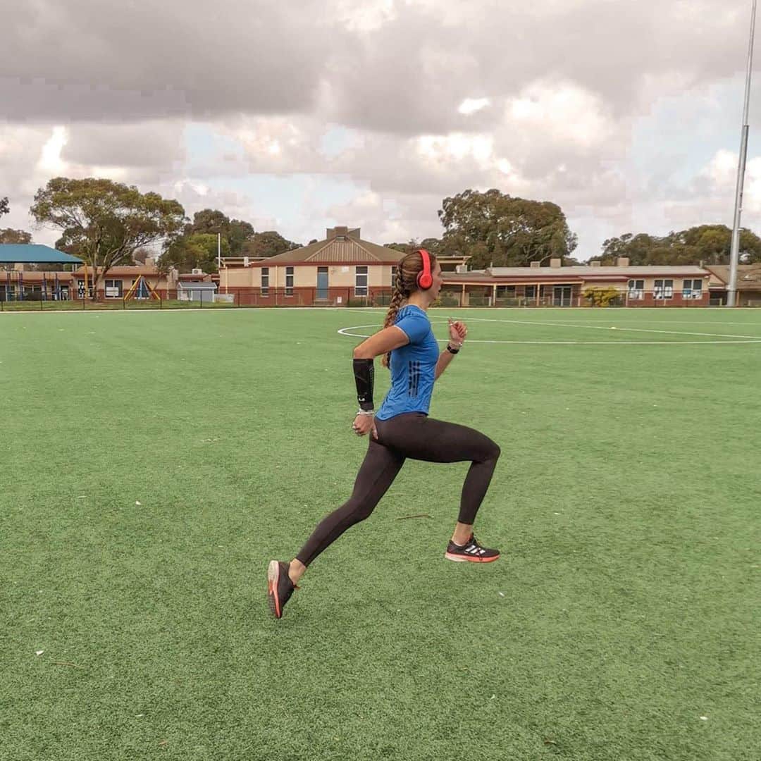Maddie COATESのインスタグラム：「I am so grateful I now have access to such a brilliant bit of equipment from @kineticsportscience. This equipment (WR) not only helps me feel the position I need to be hitting while running, but it has allowed me to run without any pain or discomfort from my current injury (osteitis pubis & hip dysplasia).   Thanks to my rehab program @myphysio_evolution, @athleticbody_official and now this awesome piece of equipment I am able to slowly transition perfectly back into my running, and I can finally see the light at the end of the tunnel.   The way Wearable Resistance (WR) is being applied is to build & develop sport specific speed, agility, musculoskeletal conditioning through loading athletes in small percentages of their body weight - so maximising Transference, from training to sport specific activity.  WR is also used for athletes returning from injury as the athlete can be lightly loaded while doing their sport specific rehabilitation or movement development such as change of direction or correcting a muscular imbalance.」