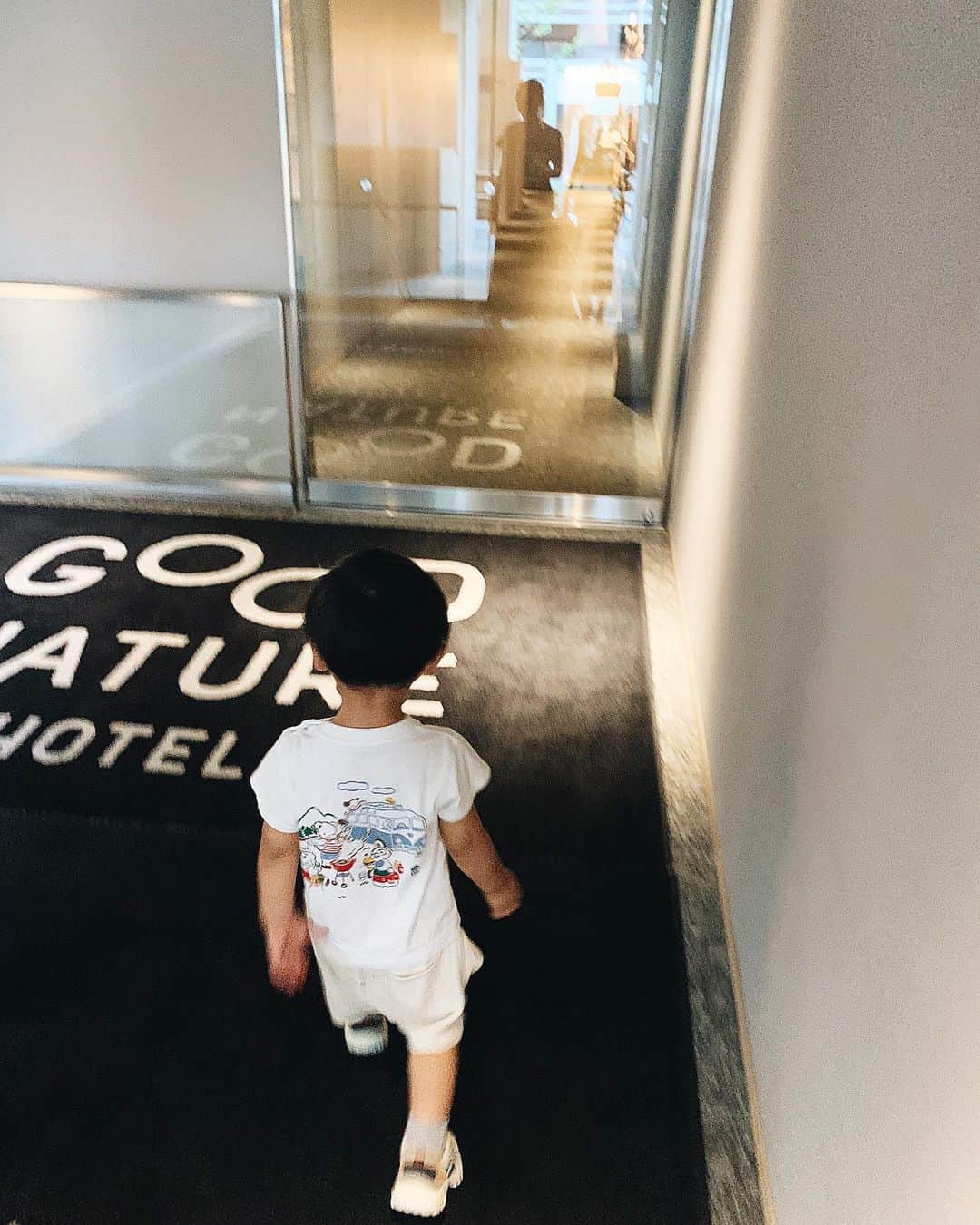 小西翼さんのインスタグラム写真 - (小西翼Instagram)「. まいちゃんと京都旅行🚗🍃 @good_nature_station に泊まりに、、、👦🏾♡ 子連れにも優しくて、 1階のフロアにオーガニック食品 が豊富で離乳食もありました！ . 夜ご飯も子どもの食べやすい パスタも作ってくださって、 朝食もいろいろ種類があって 美味しかった🤤💯！ @erutan_kyoto ほとんど👦🏾に食べられたけど笑 〆のフルーツも食べたね！笑 . ゆっくりまいちゃんと旅行 できて、話せて楽しかった🤍 ベビーちゃん落ち着いたら👶🏻 家族旅行もしようね✨ . #京都旅#goodnaturestation」9月9日 20時05分 - tucha_k