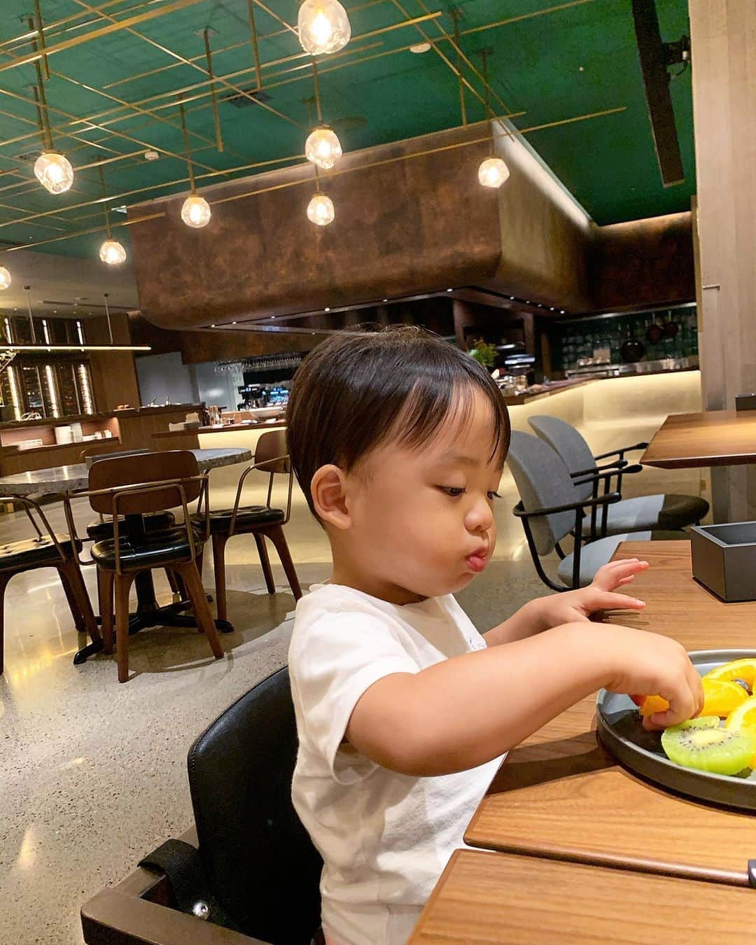小西翼さんのインスタグラム写真 - (小西翼Instagram)「. まいちゃんと京都旅行🚗🍃 @good_nature_station に泊まりに、、、👦🏾♡ 子連れにも優しくて、 1階のフロアにオーガニック食品 が豊富で離乳食もありました！ . 夜ご飯も子どもの食べやすい パスタも作ってくださって、 朝食もいろいろ種類があって 美味しかった🤤💯！ @erutan_kyoto ほとんど👦🏾に食べられたけど笑 〆のフルーツも食べたね！笑 . ゆっくりまいちゃんと旅行 できて、話せて楽しかった🤍 ベビーちゃん落ち着いたら👶🏻 家族旅行もしようね✨ . #京都旅#goodnaturestation」9月9日 20時05分 - tucha_k