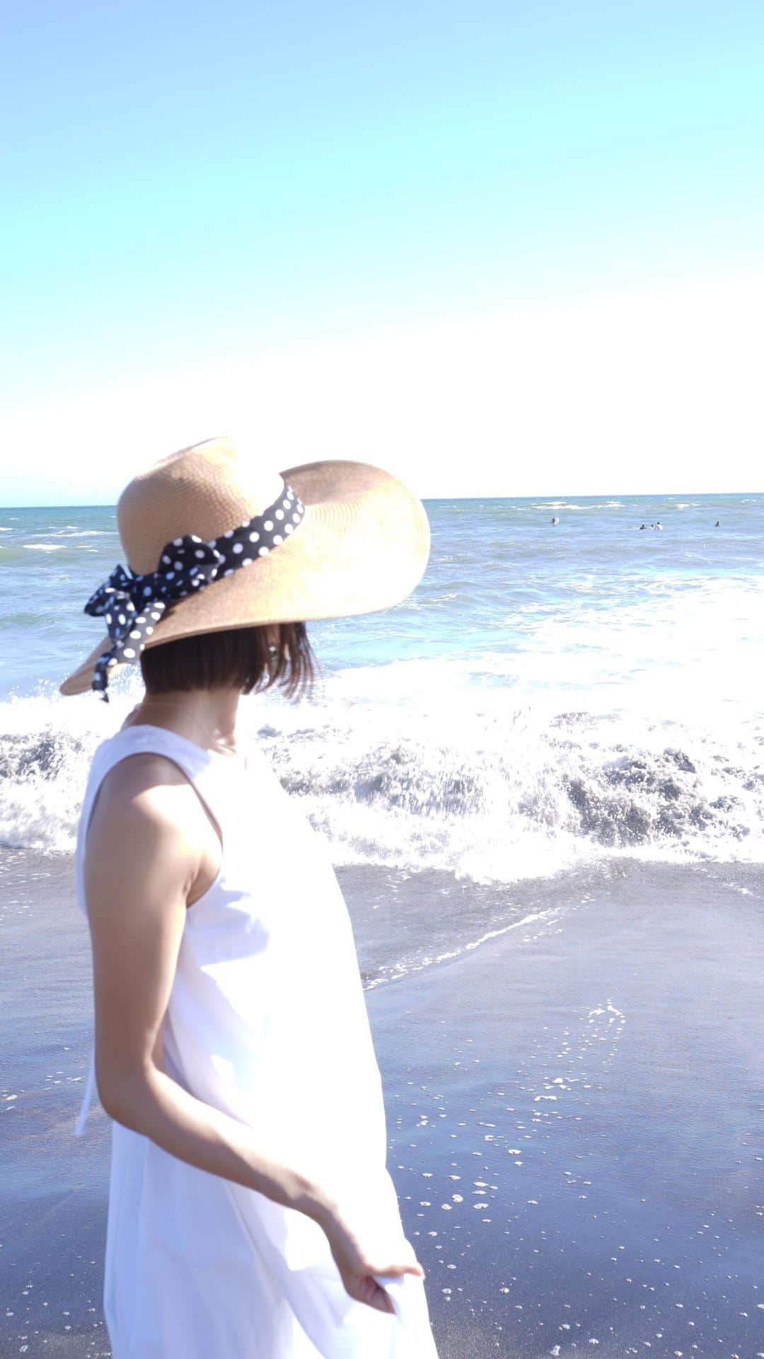 三根有葵のインスタグラム：「🏝🌊 初リール！こんなかんじであってる？ 海楽しかった〜〜〜🤍 ・ ・ #海 #sea #由比ヶ浜 #夏コーデ #ワンピース #ホワイトコーデ #麦わら帽子 #夏 #fashion #summer #サングラス」