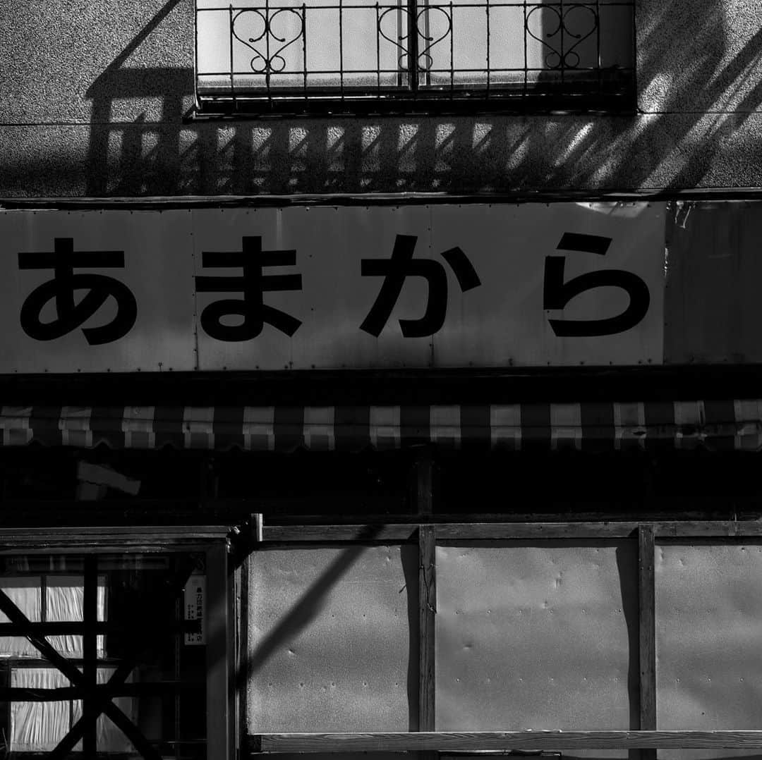 naotakeのインスタグラム：「お店 - A store / X-T2 & Snapseed, 20200910 . . 何のお店なんだろう。 . . #spicollective #royalsnappingartists #infamous_family #rsa_main #infinity_photo_cult #2_fineart #jp_gallery_member #jp_gallery_bnw #trb_bnw #wp_bnw  #bnw_life #bnwlife_member #bnw_life_shots #bnw_captures #world_bnw #top_bnw #team_jp_ #team_jp_モノクロ #ig_energy_bw #ig_nihon #streetphotographybnw #igersjp #blackandwhite #bnw #bnwphoto #monochrome #bw #bnwphotography #fujifilm_xseries #今日もx日和」