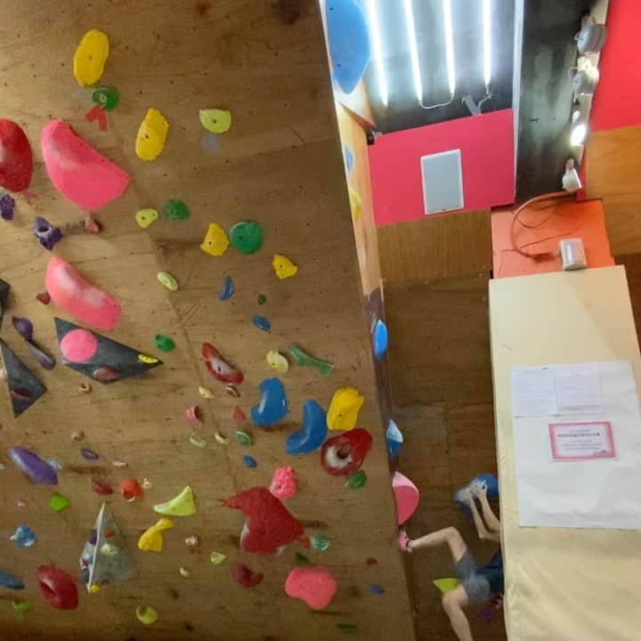 ホン・イン・リーのインスタグラム：「紅石嚴選路線🌈 #抱石 #ボルダリング #bouldering」