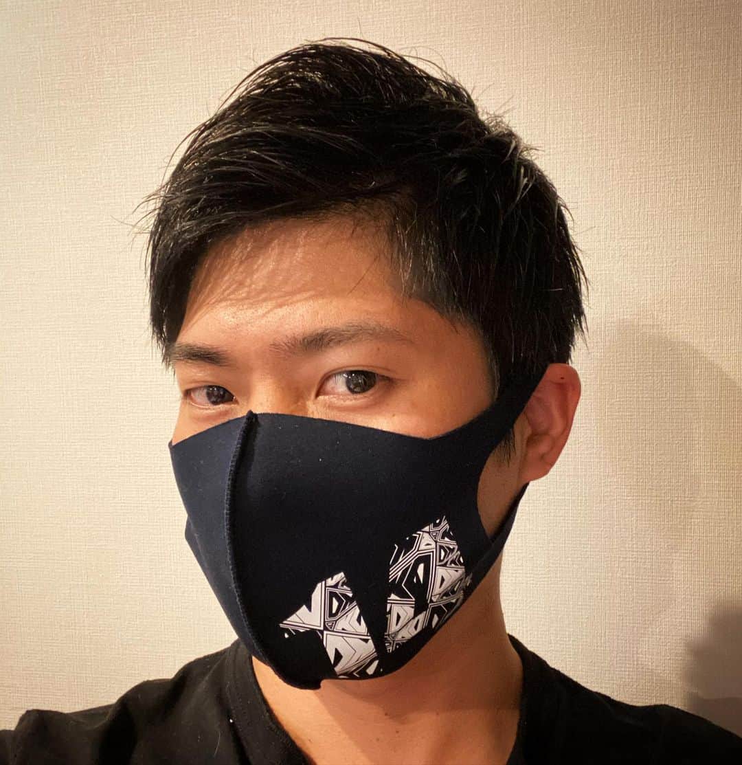 大嶋和也のインスタグラム：「マスク新しいデザイン追加しました！ シンプルで使いやすいです！ 是非オフィシャルサイトで買って下さいね^ ^」