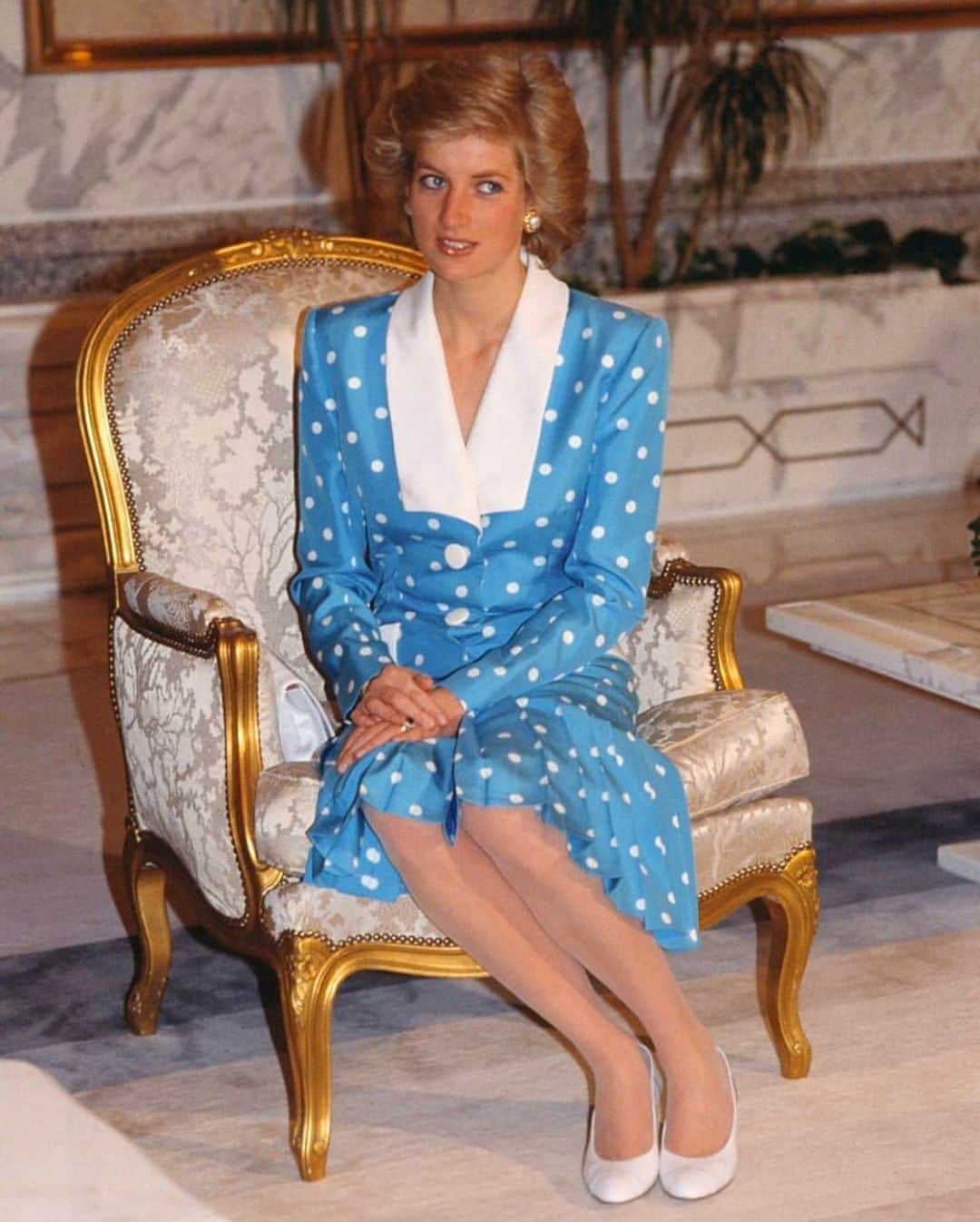 のインスタグラム：「The intrinsic and nonchalant style of the people’s Princess defined decades of fashion and style. We looked to Diana, Princess of Wales as the ultimate muse for #SretsisFW20 and drew on her irreverent attitude to inspire #FW20TheDreamers 💙」