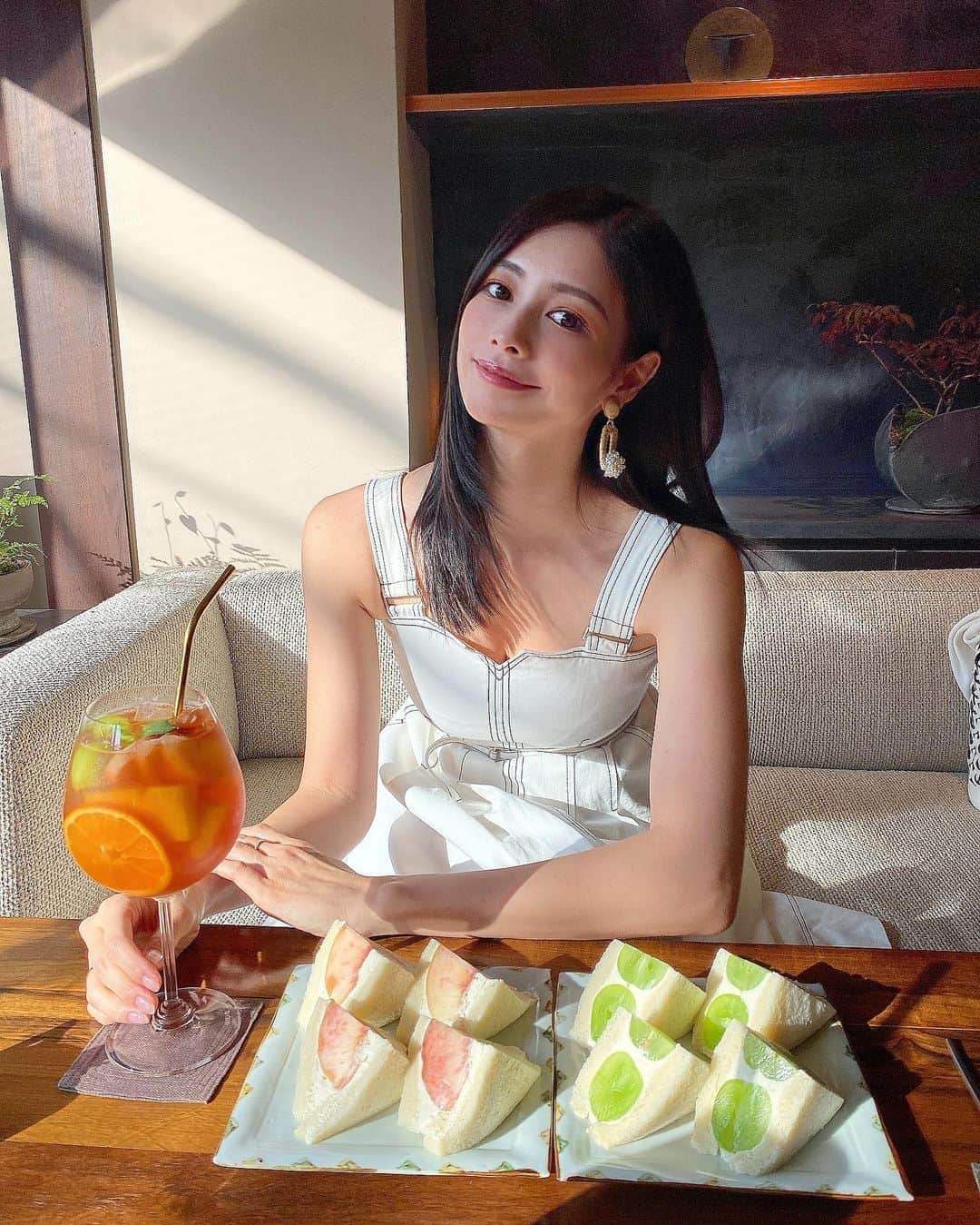 得あゆさんのインスタグラム写真 - (得あゆInstagram)「フルーツ毎日食べる🍑🍋🍊🍓🍇 お茶も毎日飲む🍵☕️ ここ表参道で本当に癒しの空間。 @salondetheluvond  お忍びでみんな行ってます😚💭✨ ・ ・ ・ ・ ・ ・ ・ ・ ・ #フルーツ#ティー#お茶#フルーツサンド#サンドイッチ#フルーツティー#お茶の時間#アフタヌーンティー#ランチ#お昼ごはん#カフェ#カフェ巡り#表参道#桃#シャインマスカット#幸せな時間#表参道カフェ#インスタ映え#カメラ女子#写真#夏の思い出#女子会#cafe#omotesando#fruits#fruitsalad#japanesetea#chinesetea#afternoontea#teatime」9月9日 20時18分 - tokuayu819