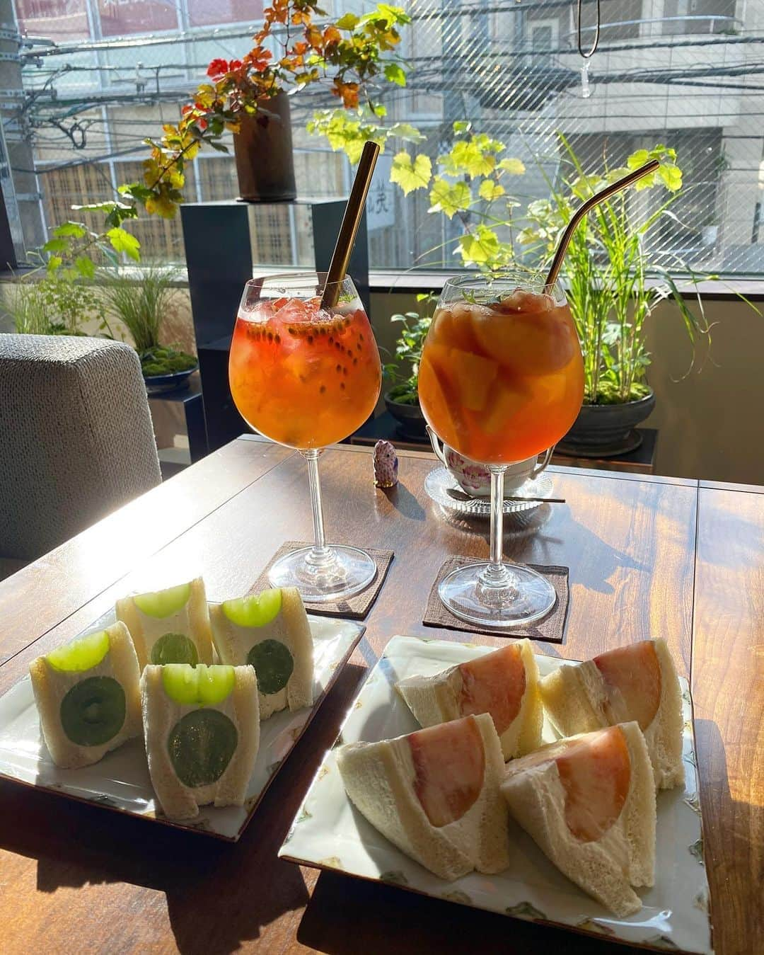 得あゆさんのインスタグラム写真 - (得あゆInstagram)「フルーツ毎日食べる🍑🍋🍊🍓🍇 お茶も毎日飲む🍵☕️ ここ表参道で本当に癒しの空間。 @salondetheluvond  お忍びでみんな行ってます😚💭✨ ・ ・ ・ ・ ・ ・ ・ ・ ・ #フルーツ#ティー#お茶#フルーツサンド#サンドイッチ#フルーツティー#お茶の時間#アフタヌーンティー#ランチ#お昼ごはん#カフェ#カフェ巡り#表参道#桃#シャインマスカット#幸せな時間#表参道カフェ#インスタ映え#カメラ女子#写真#夏の思い出#女子会#cafe#omotesando#fruits#fruitsalad#japanesetea#chinesetea#afternoontea#teatime」9月9日 20時18分 - tokuayu819