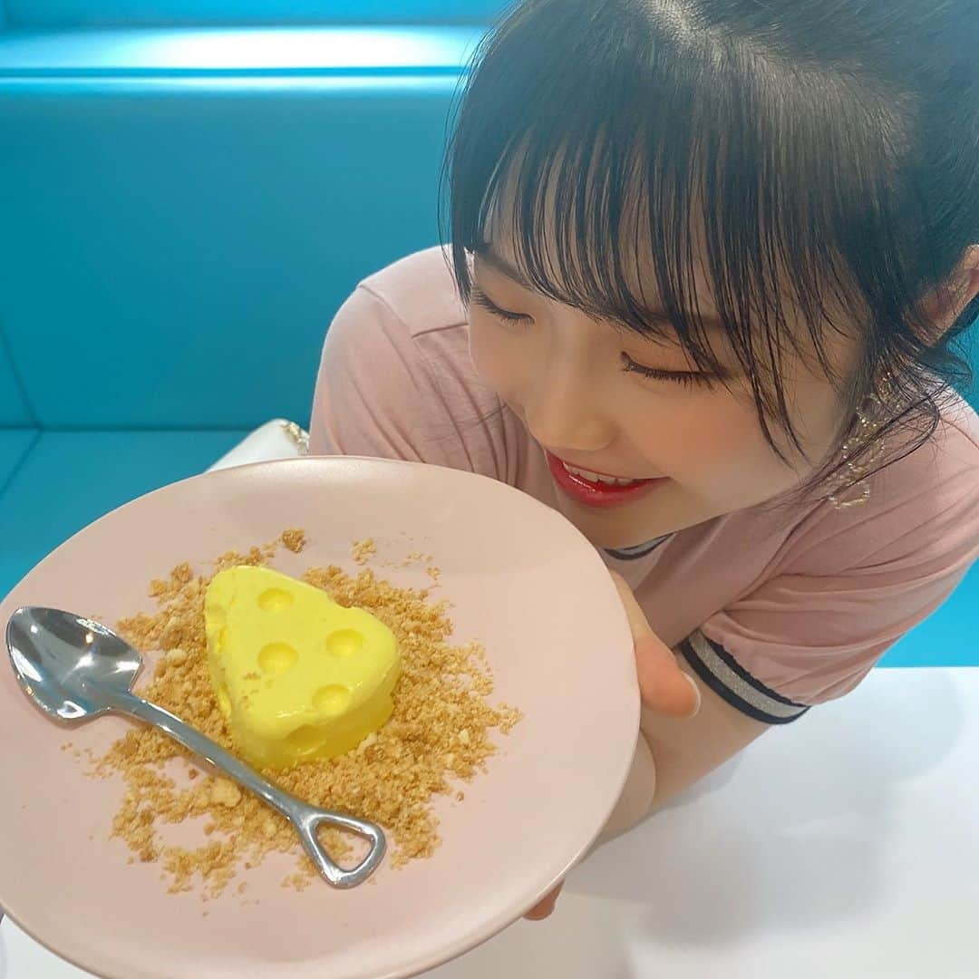 出口結菜さんのインスタグラム写真 - (出口結菜Instagram)「《🐙#鶴橋　#デチョルはペゴパ》﻿ ﻿ 🧀チーズケーキ（¥500）﻿ ﻿ ﻿ この前行ったチキンと同じお店🤍﻿ （だいぶ前の投稿）﻿ ﻿ ﻿ ﻿ 韓国でも流行ってる？！﻿ ﻿ チーズケーキ❣️❣️❣️❣️﻿ ﻿ ﻿ ﻿ ﻿ 形が可愛くて、食べ方ったの、、！！！﻿ ﻿ ﻿ ﻿ 味はとりあえず濃厚！！！﻿ ﻿ ﻿ 甘い！っていうのもあるけど結構チーズ感強めで、﻿ 味もしっかり残る✌️✌️✌️﻿ ﻿ ﻿ 周りのザクザククッキーが甘めでめっちゃあう！！！﻿ ﻿ あと食感もケーキ自体はねっとりしてるから、﻿ ザクザクが加わることによって、すごい食べてる感がうまれる！！！﻿ ﻿ ﻿ ﻿ ﻿ ﻿ ﻿ ﻿ サイズ感は小さそうに見えるんやけど、結構見た目よりはお腹にたまるし、﻿ ﻿ ﻿ インスタ映えもできるから食べてみて欲しい🥰﻿ ﻿ ﻿ ﻿ ﻿ ﻿ \チーズケーキ好きは感動やばいと思う♥️/﻿ ﻿ ﻿ ﻿ ＿＿＿＿＿＿＿＿＿＿＿＿＿＿＿＿＿＿＿＿＿＿＿＿﻿ ﻿ ❤️大阪市生野区鶴橋3-8-38﻿ 💗鶴橋駅から🚶‍♀️5分ぐらい﻿ 💛11時〜22時半﻿ 💚お家の近くに駐車場あり﻿ 💙ワンドリンク制じゃなくてお水もらえましたっ﻿ 🤍別々会計🙆‍♀️﻿ ＿＿＿＿＿＿＿＿＿＿＿＿＿＿＿＿＿＿＿＿＿＿＿＿﻿ ﻿ ﻿ #鶴橋カフェ #チーズケーキ #コリアンタウン #🇰🇷 #🧀 #🍰  #鶴橋グルメ #鶴橋コリアンタウン #チーズ #ケーキ #韓国スイーツ #韓国 #韓国グルメ #韓国料理  #甘いもの #甘いもの大好き #甘党 #cafe #cake  #instalike #instagood #instafood #sweet #スイーツ #食べ物 #食べ物グラム #グルメ #ラビグルメ」9月9日 20時18分 - yui_laby0622