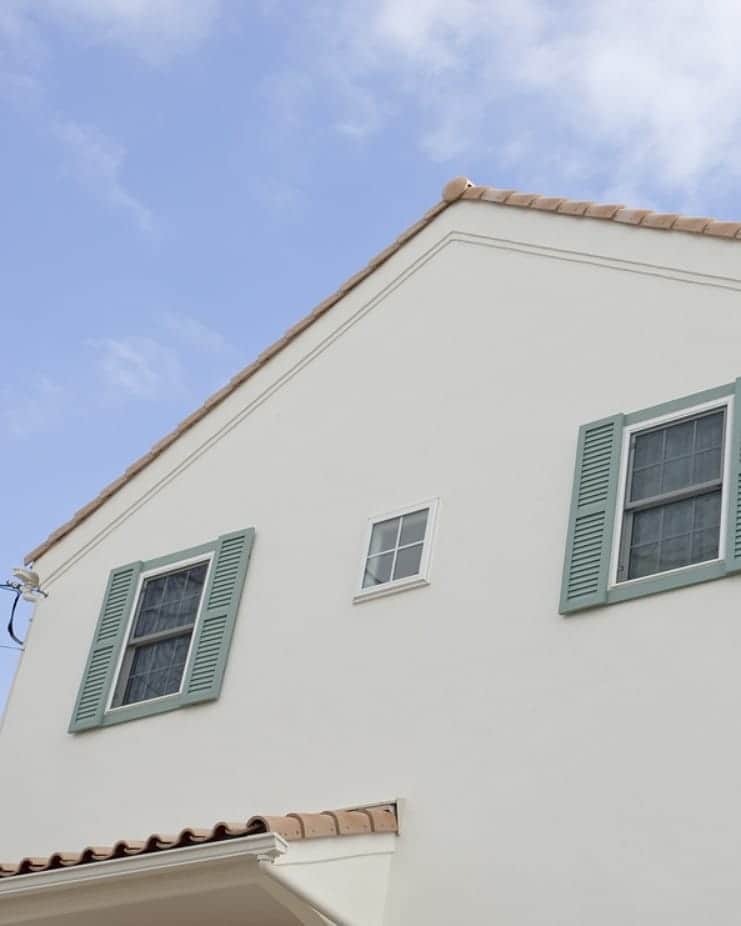 Ideal Home－株式会社ウエストビルドさんのインスタグラム写真 - (Ideal Home－株式会社ウエストビルドInstagram)「お家の顔となる外観🏠☀️ 青空に映えるオレンジの瓦屋根がかわいい外観😊✨ブラウン系の屋根でシックにも😊勾配や、窓周りのデザインで随分印象がかわります☺️ 皆さんが、想い描くお家のイメージはどんな外観ですか？？ ぜひ、相談会でお聞かせ下さい😆 * 【家づくりを一緒に楽しみたい】#ウエストビルド　の家づくりは #漆喰 #無垢材 を使った #居心地の良い家　をご提案☺️ 屋根は #瓦 外壁は佐官仕上げ。  #新築 #注文住宅 や、#戸建てリノベーション #マンションリノベーション　もご対応してます。  #ツーバイフォー工法なので、#地震に強く #気密断熱性の高い #住み心地の良い家  お気に入りの写真からイメージを広げて私らしくつくる、私らしく暮らす☺️毎日「好き」がみつかるそんな家を一緒に建築させて頂きます。 家づくりを一緒に楽しみたい！そんな方は、ウエストビルドにご相談ください😄ＤＭ、コメントお待ちしてます😌 ↓プロフィール欄からHPに移動できます。 * ******** @westbuild138152 * ********** *  お住まい後のお庭づくりや、お気に入りの雑貨を飾って暮らしを楽しまれているOBさんをご紹介してるインスタアカウント🏡😄* @westbuild02 *  施工対応エリア * #大阪府　兵庫県　奈良県　京都府　滋賀県　一部 *  オンラインでのご相談もご対応しております。 関西にお住まい出ないけれど、建築はこちらで！とお考えの方もご相談下さい。 #輸入住宅 #マイホーム計画 #interiordesigners #ナチュラル #おしゃれな家 #外観おしゃれ #外観 #かわいい家 #いえで過ごそう #いえづくり」9月9日 20時23分 - westbuild138152
