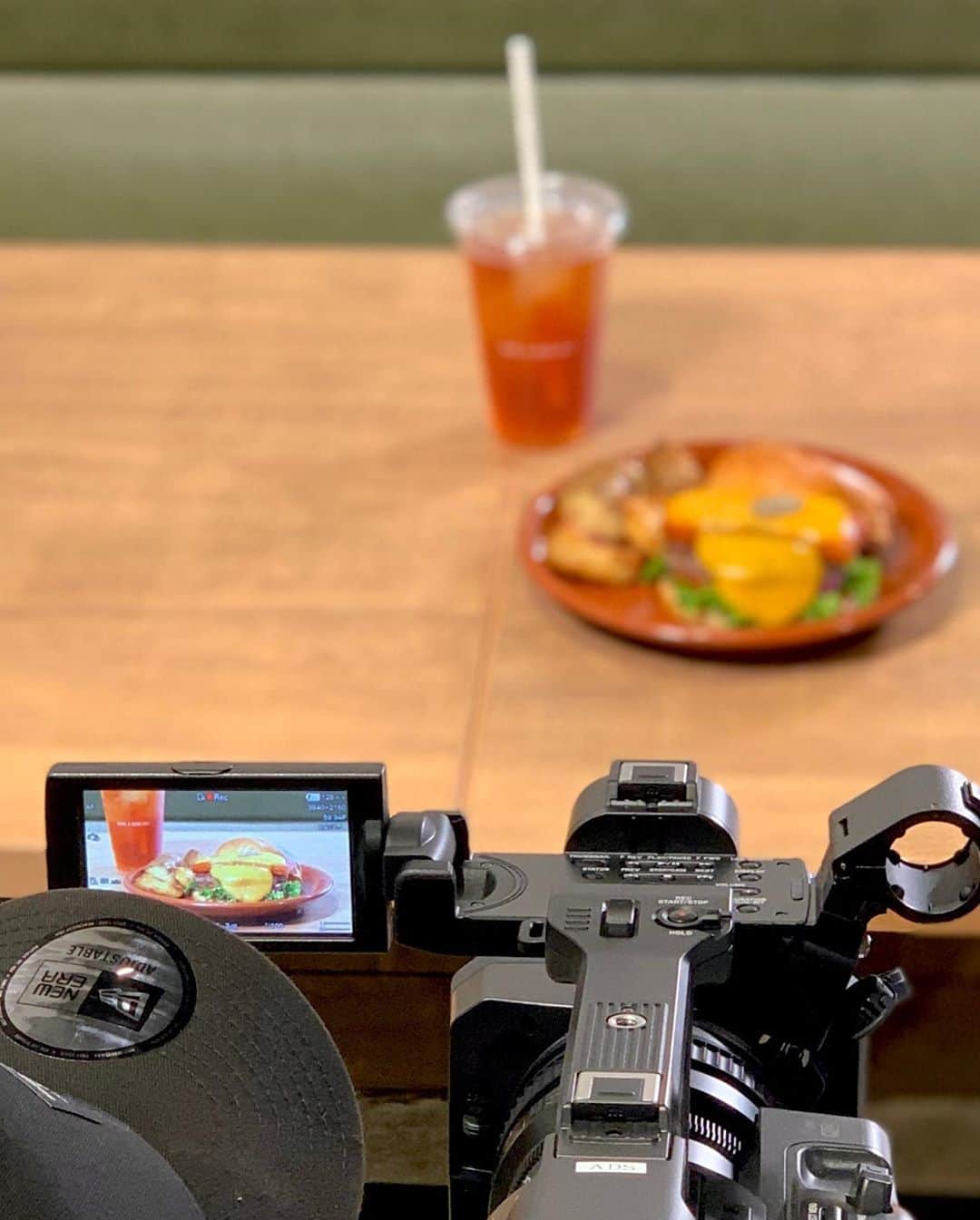 吉村優さんのインスタグラム写真 - (吉村優Instagram)「🍔 * 本日のイオンモールロケでご紹介した グルメたち♡ * ハンバーガーを狙っている目が、、、 😂🙄😂🤤 * お仕事が終わってから 美味しく頂きましたっ😂🙏🍔 * #ハンバーガー #hamburger #aeon #aeonmall  #まくはりぽーと #食リポ #千葉 #アナウンサー #チバテレ」9月9日 20時24分 - yuyoshimura87