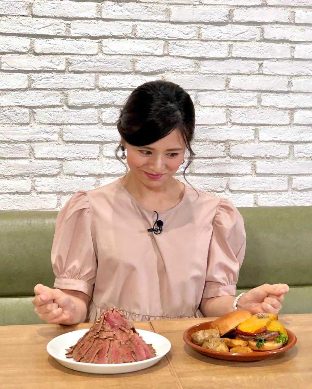 吉村優さんのインスタグラム写真 - (吉村優Instagram)「🍔 * 本日のイオンモールロケでご紹介した グルメたち♡ * ハンバーガーを狙っている目が、、、 😂🙄😂🤤 * お仕事が終わってから 美味しく頂きましたっ😂🙏🍔 * #ハンバーガー #hamburger #aeon #aeonmall  #まくはりぽーと #食リポ #千葉 #アナウンサー #チバテレ」9月9日 20時24分 - yuyoshimura87