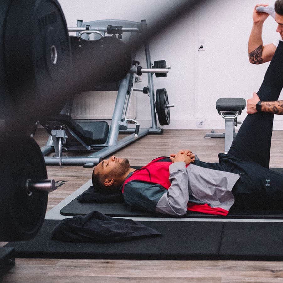 ヨナタン・ターのインスタグラム：「Did you know that recovery is just as important as training itself? Only in the recovery phase the body can process all training impulses. Because of that you should lower your heart rate after every training session to achieve an impact within the muscles and an increase of performance. 💪🏾  @underarmourdach #UARECOVER」