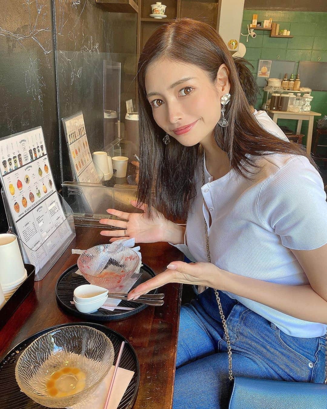 得あゆさんのインスタグラム写真 - (得あゆInstagram)「満腹🐷ご馳走様でした！ 今回も完食写真を撮られた🤳ので 載せておきます笑 『いつもあゆみはしっかり綺麗に 食べ切るからそれもフォロワーさんに みてもらわないと！』って言いながら 写真を撮ってくれました🤣💭爆笑 ・ 確かに残すことは滅多にないです☺️ 食べ物に感謝☺️💭💭💭💭 ・ ・ ・ ・ ・ ・ ・ #かき氷#アイスクリーム#デザート#おやつ#ランチ#お昼ごはん#いちご#美味しい#グルメ#食べ歩き#カフェ#カフェ巡り#インスタ映え#カメラ女子#写真#スイーツ#かき氷巡り#シンプルな暮らし#シンプルコーデ#ナチュラルメイク#デニム#デニムコーデ#白t#デート#カップル#cafe#denim#japanesefood#lunch#japanesegirl」9月9日 20時34分 - tokuayu819