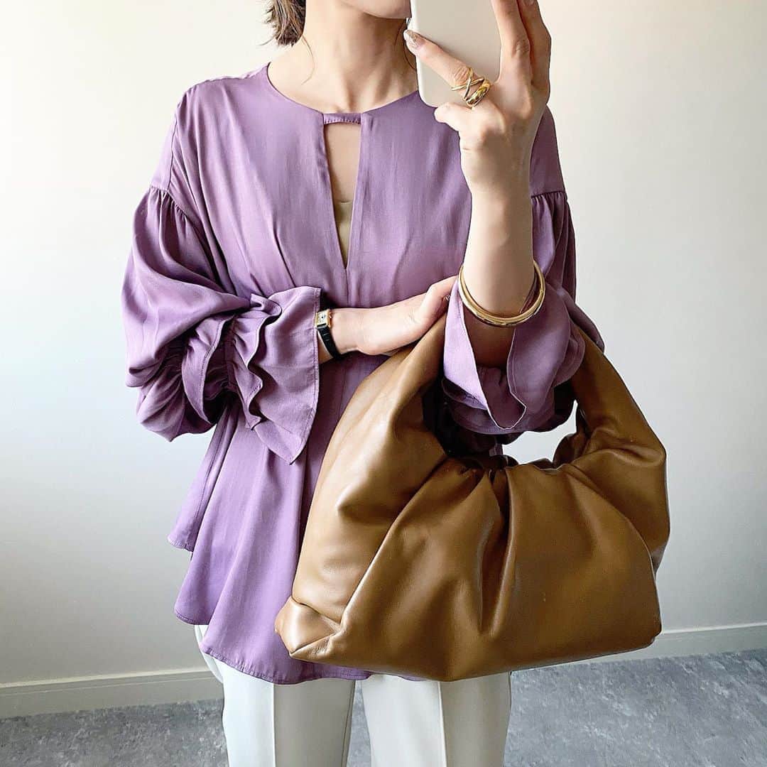 のインスタグラム：「2020.9.9 ・ purple×ivory×camel🐪🕊💜 ・ 久しぶりに色モノ着る気がする。 ・ @eimee_law_official のブラウス、胸元のデザインや袖のフリルが可愛い𓍯 ・ 今日は夕方だと車のエアコンが要らなくて。 なんだかちょっとだけ涼しくなってきて嬉しい🤭🌾 ・ tops #eimeelaw pants #zara bag #bottegaveneta shoes #pippichic ・ ☞☞☞ 愛用している #ギュギュギュ @gyugyugyu_lme についてときどき質問いただくサイズですが、 最初はMサイズを愛用し、 サイズダウンしてきたのでSサイズを追加しました。 ・ 続けることで確実にウエスト周りをスッキリさせてくれるので、これからも愛用し続けたいアイテムです◡̈⃝ #骨盤矯正」
