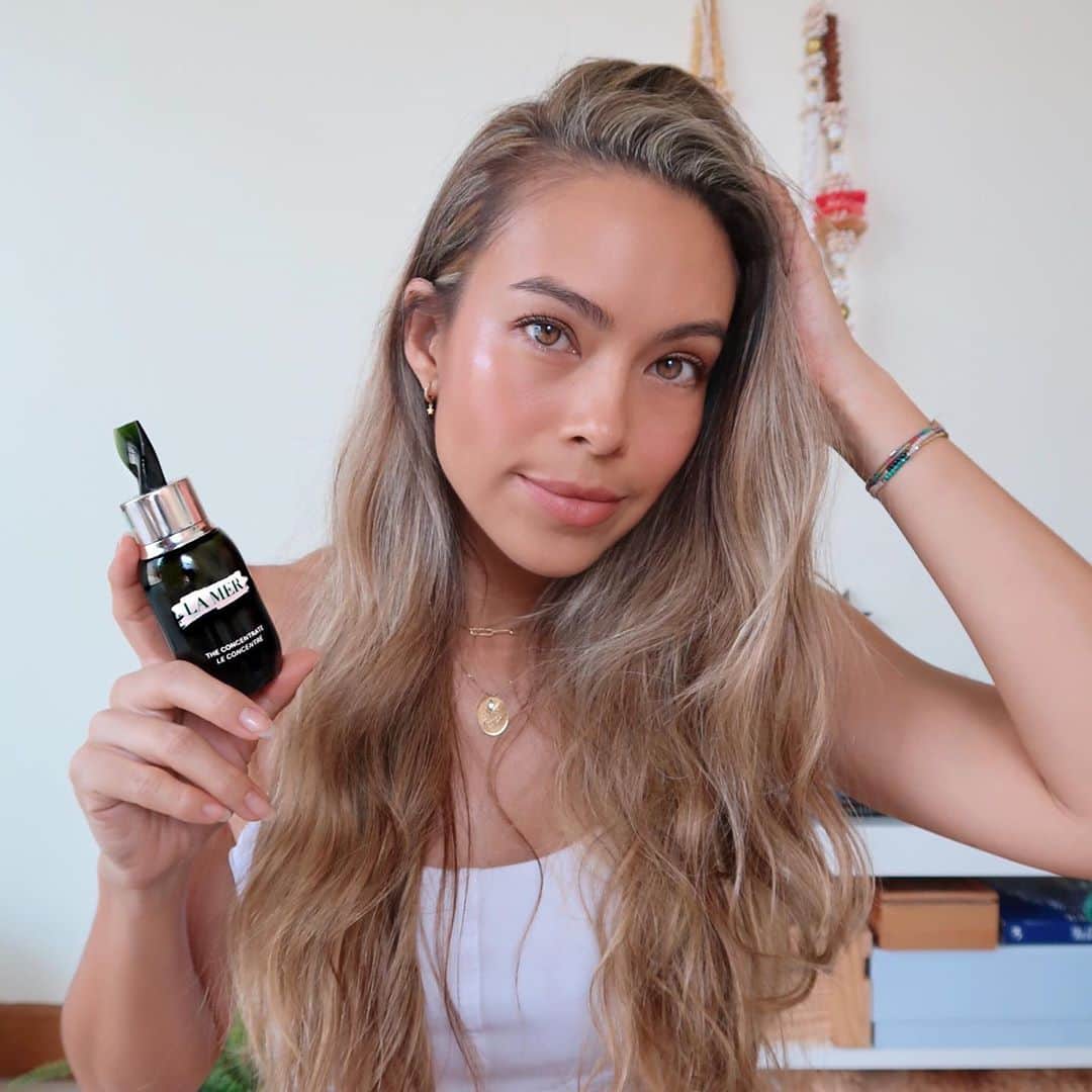 タヤ・ロジャースさんのインスタグラム写真 - (タヤ・ロジャースInstagram)「💚 I’m on my second bottle of #LaMer cult favorite, #TheConcentrate and for so many reasons- the newly improved formula has a higher level of antioxidants that  smooths out my skin, improving texture and elasticity not to mention making my skin velvety soft while protecting me from daily irritants 🥰 ทำไมเทย่าถึงใช้เป็นขวดที่สองแล้วหรอ 🤔 The NEW Concentrate สูตรใหม่เพิ่มสารสกัด Antioxidant สูตรเข้มข้น เทย่าใช้สูตรใหม่ทุกวัน เช้าเย็นมาหลายสัปดาห์ แล้วรู้สึกได้เลยว่าผิวแข็งแรงขึ้น ผิวเนียนใส ผดผื่นลดลง ผิวกลับมาดีขึ้นมากจริงๆ  . . . . . .  #เซรั่มสตรองต้องบอกต่อ #TheConcentrate #LoveLaMer @lamerthailandofficial」9月9日 20時35分 - tayastarling