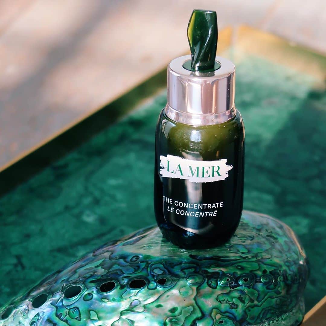 タヤ・ロジャースさんのインスタグラム写真 - (タヤ・ロジャースInstagram)「💚 I’m on my second bottle of #LaMer cult favorite, #TheConcentrate and for so many reasons- the newly improved formula has a higher level of antioxidants that  smooths out my skin, improving texture and elasticity not to mention making my skin velvety soft while protecting me from daily irritants 🥰 ทำไมเทย่าถึงใช้เป็นขวดที่สองแล้วหรอ 🤔 The NEW Concentrate สูตรใหม่เพิ่มสารสกัด Antioxidant สูตรเข้มข้น เทย่าใช้สูตรใหม่ทุกวัน เช้าเย็นมาหลายสัปดาห์ แล้วรู้สึกได้เลยว่าผิวแข็งแรงขึ้น ผิวเนียนใส ผดผื่นลดลง ผิวกลับมาดีขึ้นมากจริงๆ  . . . . . .  #เซรั่มสตรองต้องบอกต่อ #TheConcentrate #LoveLaMer @lamerthailandofficial」9月9日 20時35分 - tayastarling