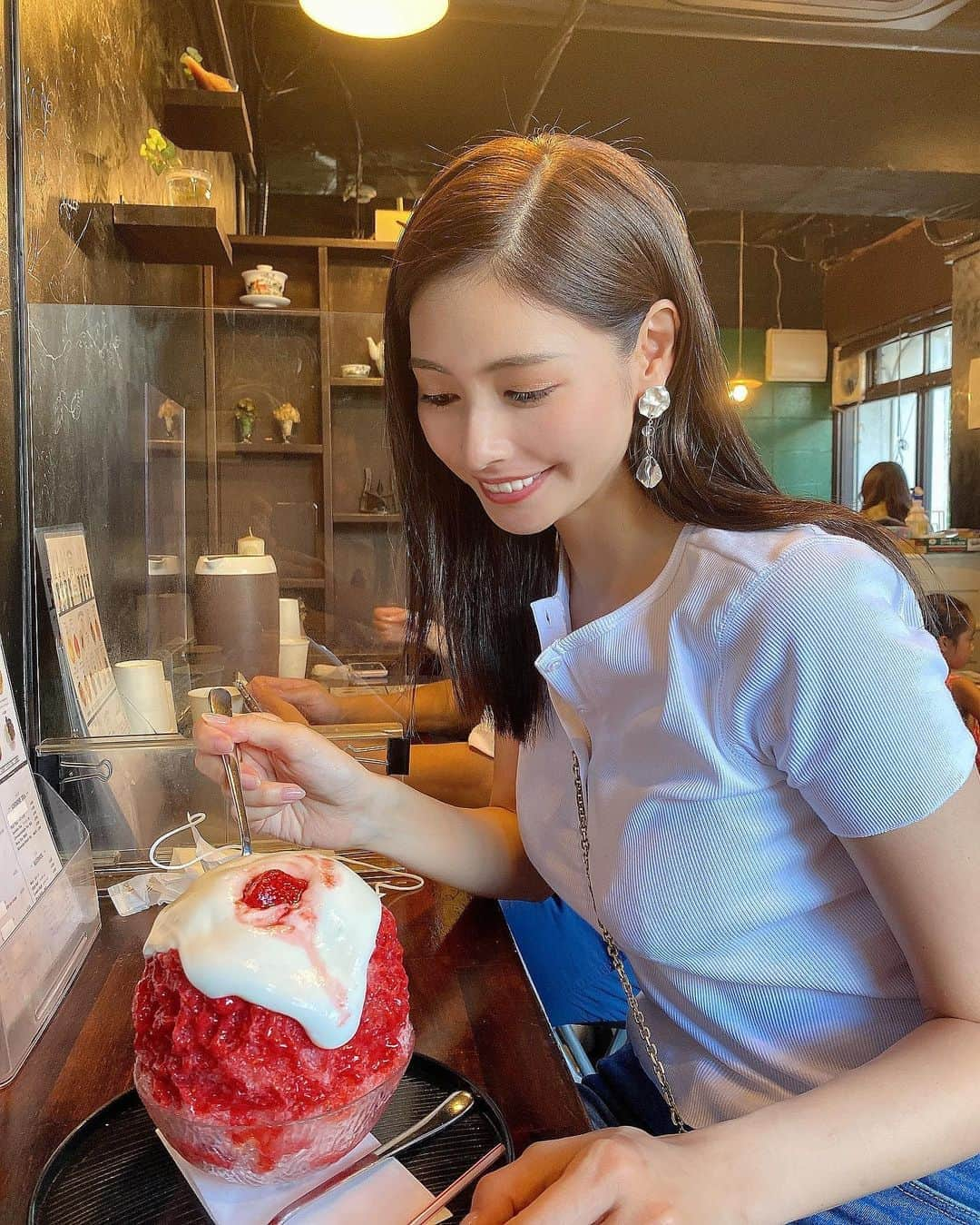 得あゆさんのインスタグラム写真 - (得あゆInstagram)「いただきますいちごかき氷🍓🍧 寒くなる前に 暑い時にたべた写真あげていく🍧 (いつも投稿が時差すぎてごめん) ・ ・ ・ ・ ・ ・ ・ ・ #かき氷#アイスクリーム#デザート#おやつ#ランチ#お昼ごはん#いちご#美味しい#グルメ#食べ歩き#カフェ#カフェ巡り#インスタ映え#カメラ女子#写真#スイーツ#かき氷巡り#シンプルな暮らし#シンプルコーデ#ナチュラルメイク#デニム#デニムコーデ#白t#デート#カップル#cafe#denim#japanesefood#lunch#japanesegirl」9月9日 20時29分 - tokuayu819