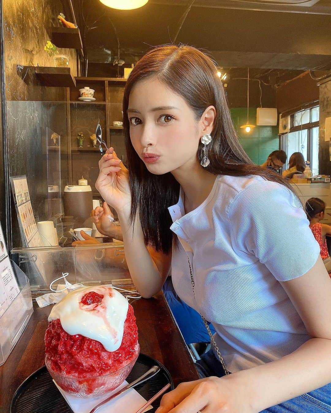 得あゆさんのインスタグラム写真 - (得あゆInstagram)「いただきますいちごかき氷🍓🍧 寒くなる前に 暑い時にたべた写真あげていく🍧 (いつも投稿が時差すぎてごめん) ・ ・ ・ ・ ・ ・ ・ ・ #かき氷#アイスクリーム#デザート#おやつ#ランチ#お昼ごはん#いちご#美味しい#グルメ#食べ歩き#カフェ#カフェ巡り#インスタ映え#カメラ女子#写真#スイーツ#かき氷巡り#シンプルな暮らし#シンプルコーデ#ナチュラルメイク#デニム#デニムコーデ#白t#デート#カップル#cafe#denim#japanesefood#lunch#japanesegirl」9月9日 20時29分 - tokuayu819