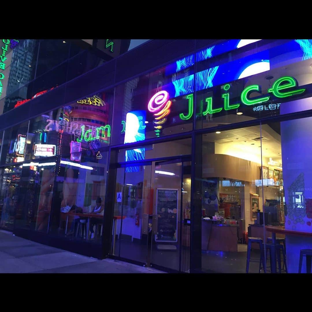 朋未のインスタグラム：「Jambaが日本上陸！  NYのタイムズスクエアの近くにあって、めちゃくちゃ美味しかった思い出が...♡ (５年前だけど強烈に記憶残ってる)  渋谷にできたとのことで いつか行きたいなー🤔  #jambajuice #jamba  #スムージー #ny #manhattan  #timessquare」