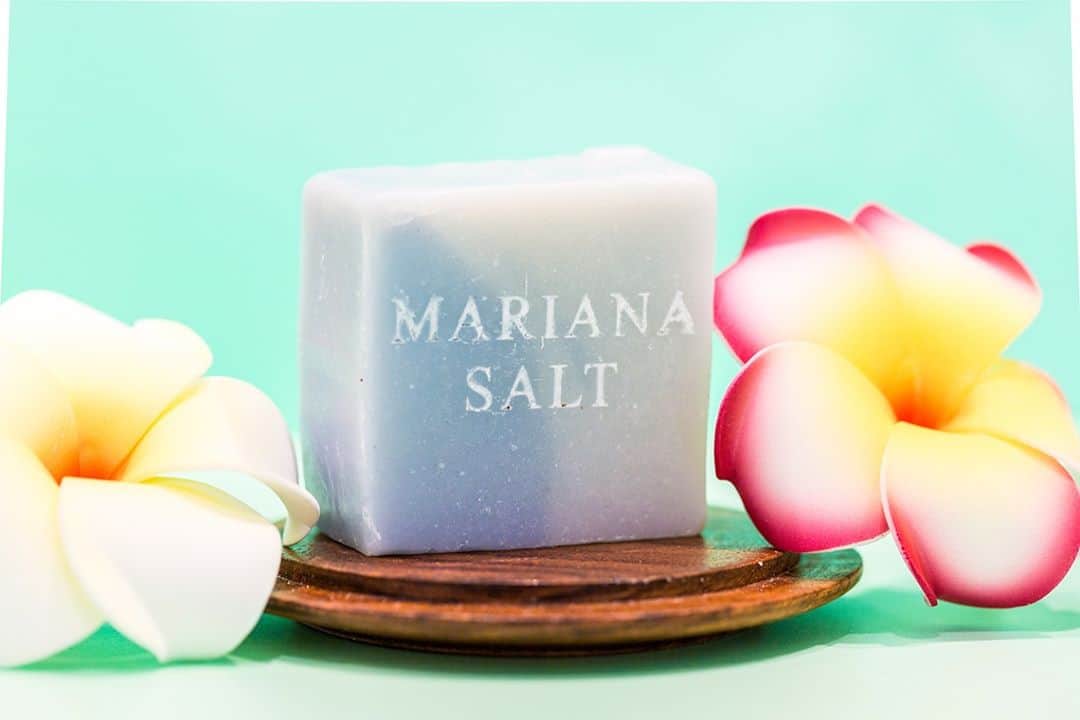 マリアナ政府観光局さんのインスタグラム写真 - (マリアナ政府観光局Instagram)「マリアナ土産の定番と言えば「 #マリアナオーシャン 」の #オーガニック石鹸 ！⁠ .⁠ 地元で採れた塩や植物で作る石鹸の種類はなんと70種類以上！⁠ マリアナオーシャンの石鹸は高温の熱を与えず作るので原材料が持つ美容成分へのダメージが少なく本来の美容成分をぎゅっと閉じ込めています。さらに香り高く見た目もとても可愛くて、良いことづくしで使うのがもったいないと感じる逸品です✨✨⁠ .⁠ オーガニックなので肌に優しく全身に使うことができ、さらに自然に還りやすく環境にも良い、とっても素敵なアイテムなので自分へのお土産に買っていくツーリストも多いのだそう。⁠ .⁠ そのマリアナオーシャンの #サイパン 工房から、ハンドメイドソープ作りのライブ配信されます！🎥👏👏✨⁠ .⁠ ソーププロデューサーによる製造工程のお披露目など、サイパンのアトリエからマリアナオーシャンの魅力をたっぷり配信！まるで香りが伝わってきそうなアトリエの様子を自宅で気軽にお楽しみください☺⁠ #オンラインツアー は2日間限定の開催で参加特典付きです🎁⁠ 詳しくはマリアナオーシャン公式 @marianaocean.jp または👉👉👉 https://activities.his-j.com/TourLeaf/SPN0350/ をチェックしてね😘⁠ .⁠ .⁠ #テニアン #ロタ #マリアナ #北マリアナ諸島 #おうちで旅体験 #大人の社会科見学 #ハンドメイドソープ #手作り石けん教室 #石鹸教室 #手作り石鹸 #オンラインイベント #海外生活 #海のある生活 #観光 #marianaocean #siapan #tinian #rotailsnad #northernmarianaislands #organicskincare #organicsoap #handmadesoap」9月9日 20時30分 - mymarianas_mva