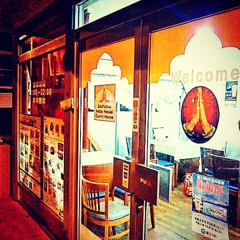 代永さや香のインスタグラム：「サパナ　インドネパールカレー  本場のネパールの方が営むおいすぃーーーカレー屋さん！！フラっと寄ったけど……おすすめ！ おすすめはシーフードカレー🦐とチーズたっっっぷりのチーズナン🧀 鰍沢の峡南病院の目の前〜♪ #インドカレー #ネパール料理 #チーズナン #チーズたっぷり #美味しくて幸せ #🦐 #🧀 #山梨グルメ #カレーはエナジードリンク」