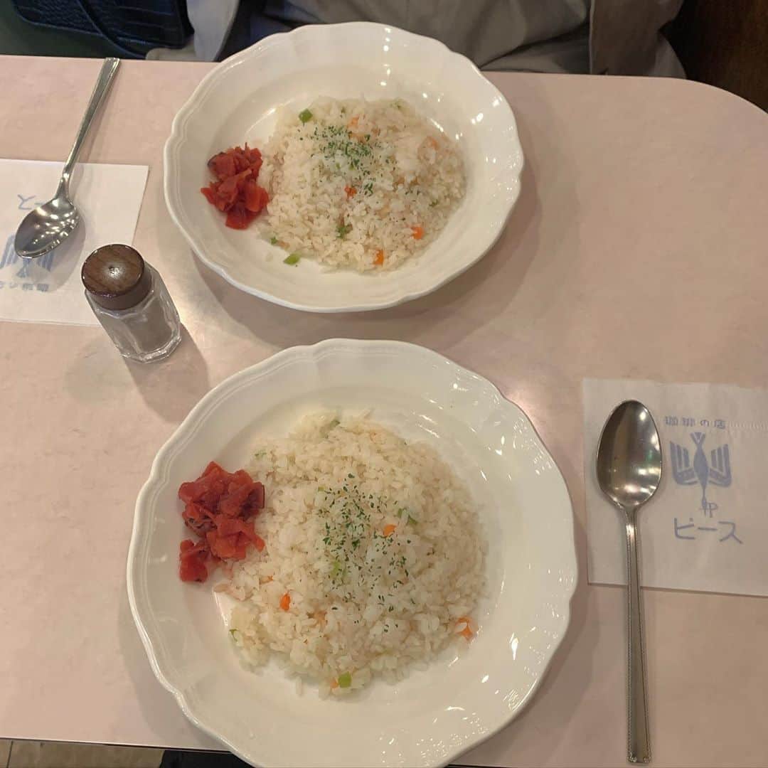 としお理歩のインスタグラム：「🦐 . . #珈琲ピース #エビピラフ #食リホ」