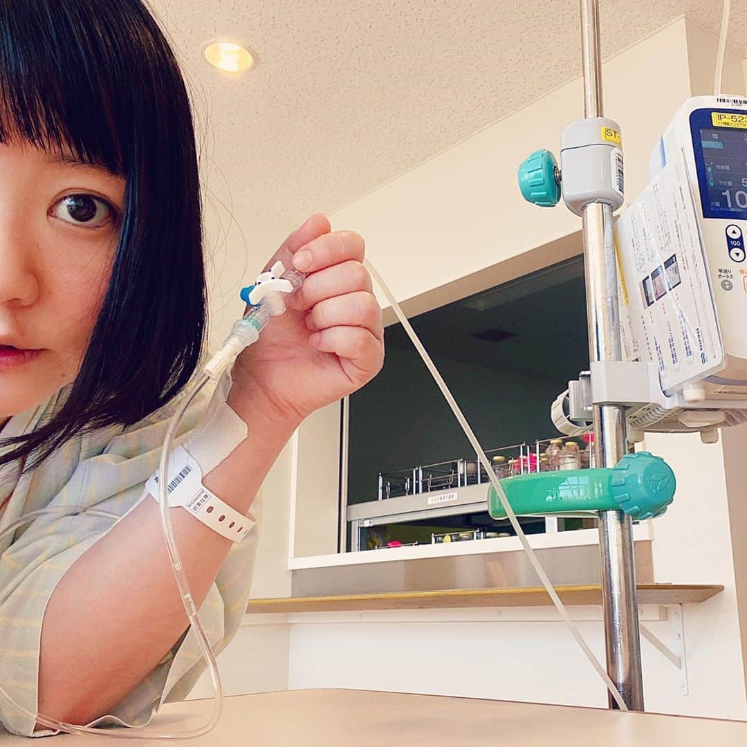 小鳥遊しほのインスタグラム：「42時間ぶりにごはん食べて昇天した話とクララになってアルプス歩いた話を書いたから読んでー！ ストーリーからすわいぷしてー！  ブログがLINEのブログニュースに載ってたらしく友達から送られてきた。 だからコメントとかめっちゃ来てたのかありがたい。  それにしてもタイトルとポーズが合ってなすぎる。お恥ずかしいです。  笑  #子宮筋腫 #子宮筋腫手術 #入院 #病院 #腹腔鏡手術 #体験談  https://lineblog.me/shihotakanashi/archives/8449063.html」
