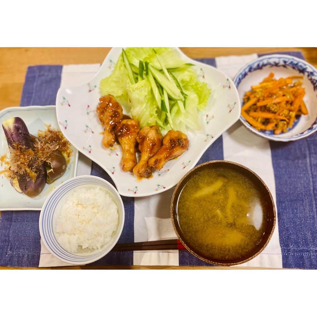 納富有沙さんのインスタグラム写真 - (納富有沙Instagram)「. Tasty😋❣️ . . . 今日の #とみーずキッチン です☺️ 「きのう何食べた？」のシロさんの鶏手羽元のにんにく酢醤油煮 グリーンサラダ にんじんしりしり 蒸し茄子におかか出汁醤油 ごぼうとしめじのお味噌汁 白ご飯 でしたー！ . 私「きのう何食べた？」の大ファンなのでよくシロさんのレシピを真似します😚 このにんにく酢醤油煮は材料全部お鍋に入れたら基本放っておいて大丈夫なのでとっても簡単❣️なのにめちゃ美味しい🥰 今日もご飯が美味しくできた〜しあわせ〜✨ . . . #cooking #cookingram #cookingathome #dinner #dinnertime #japanesefood #japanese  #japan #usa #actress  #クッキングラム #クッキング #おうちごはん #おうちご飯 #手作り #夜ご飯 #夜ご飯記録 #定食 #きのう何食べた #きのう何食べた再現レシピ #シロさんレシピ #鶏手羽元のにんにく酢醤油煮  #とみーずキッチン」9月9日 20時39分 - arisa_noutomi