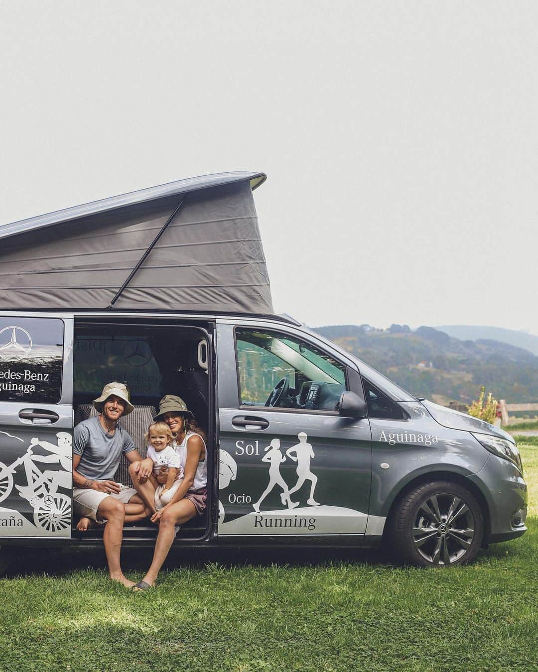 イバイ・ゴメスのインスタグラム：「Recordando una de las escapadas de familia al completo en contacto con la naturaleza, os aseguro que no hay un plan mejor. ⛰🚐👨‍👩‍👧‍👦🐶🐶🐕  • ¿A vosotr@s también os encantan este tipo de planes? ¿Alguna recomendación de sitios para futuras escapadas?🙏🏻」