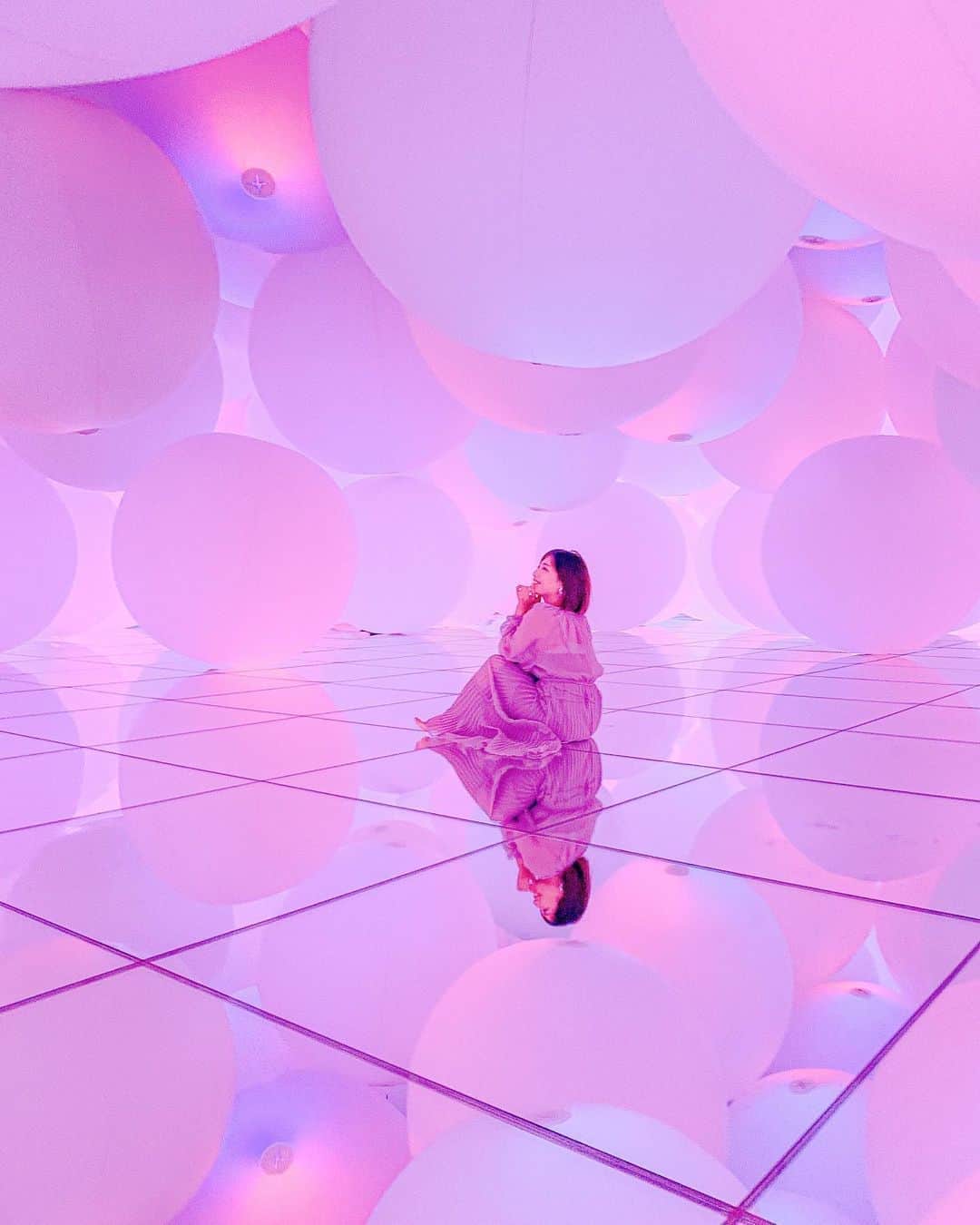 和希詩織のインスタグラム：「🛁リベンジ📸チームラボ豊洲 @teamlab.planets ✨ . . . とにかくはしゃぐ和希さんの くるくる動画見てね笑 👉👉👉🎥💃✨　 . . . この開けた画角めちゃ奇跡的に撮れたの🙆‍♀️ ボール達めちゃくちゃ動くから 空間空くの奇跡なのよ！ . . . #泡パ #世界観#お出かけスポット #お出かけ#異世界#くるくる#回る#踊る#チームラボプラネッツ #チームラボ豊洲 #pr #トリドリベース」