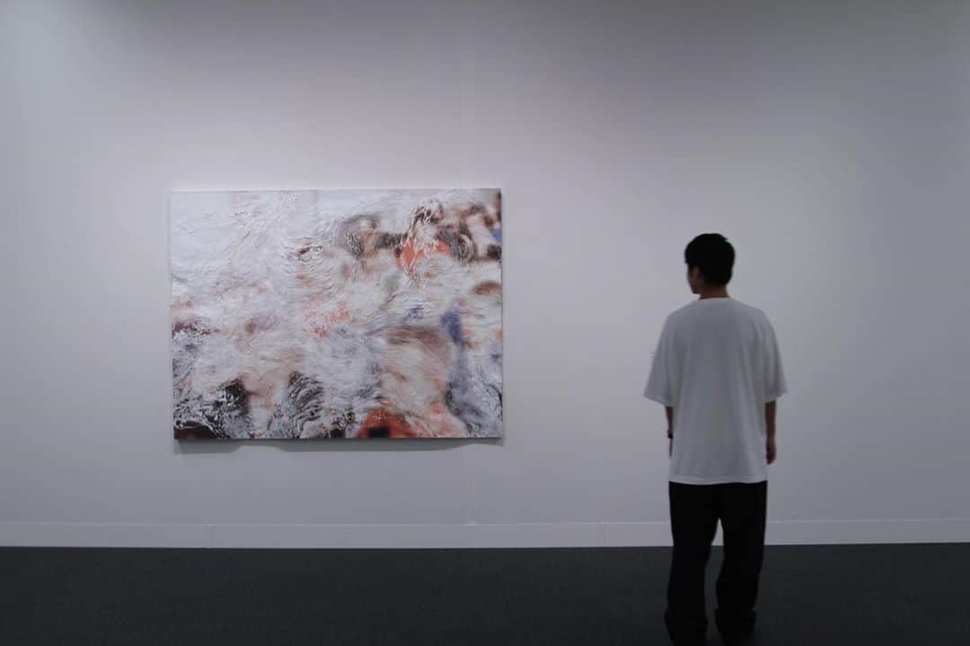荒澤守のインスタグラム：「・ ・ すごい綺麗だった。 #Nerhol さんの作品。 時間軸という概念のない写真の積層。 彫り込むことによって生み出される歪んだ時空。 ・ 勝手に"写真動画"と名付けよう🤔 ・ ・ #さいたま国際芸術祭 #埼玉県立近代美術館 #GFAS」
