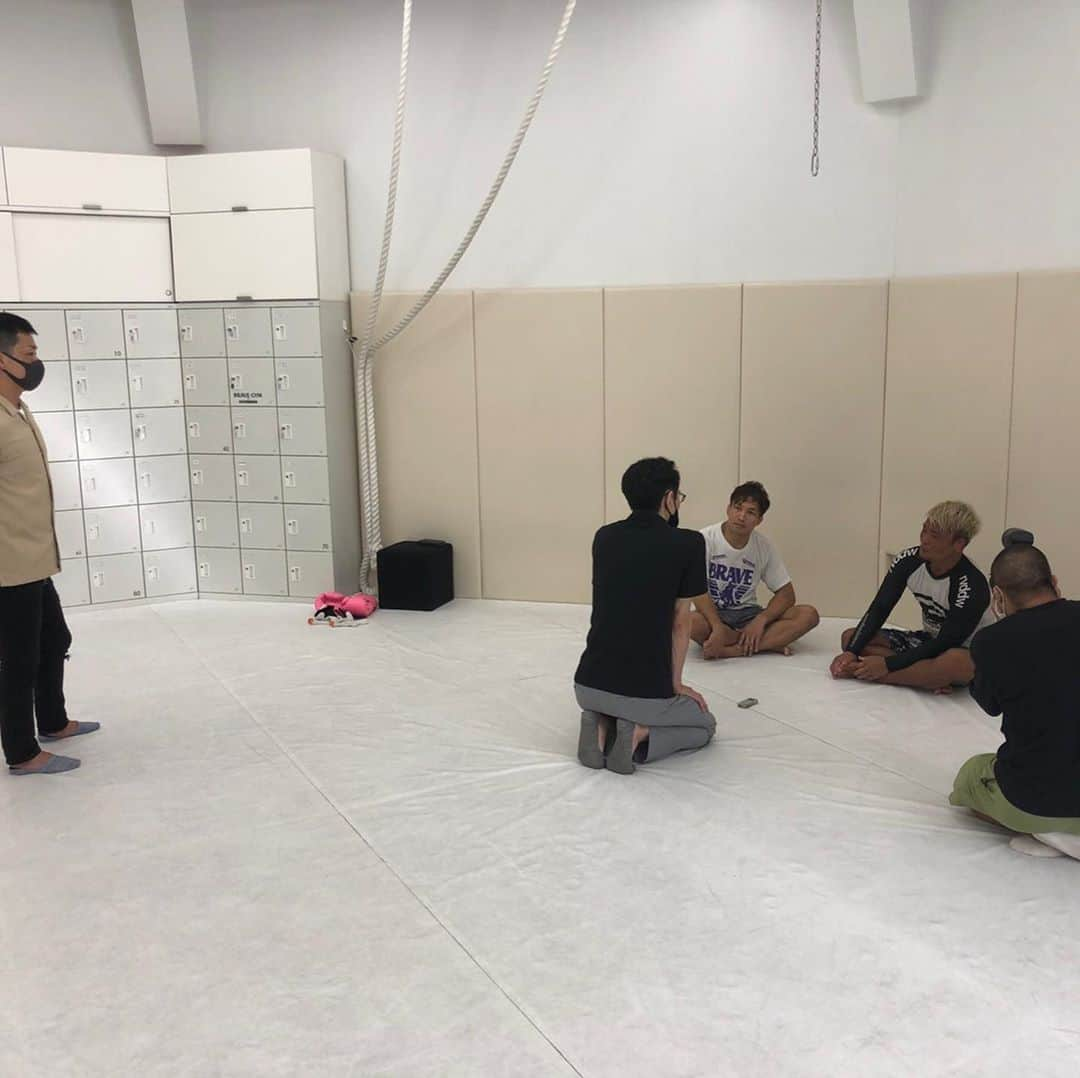 宮田和幸さんのインスタグラム写真 - (宮田和幸Instagram)「武田とゴング格闘技の取材受けました。 竿本樹生の取材もお願いします！ #ブレイブジム #bravegym #rizin #mma #武田光司 #reversal #rvddw」9月9日 20時46分 - miyata.hercules