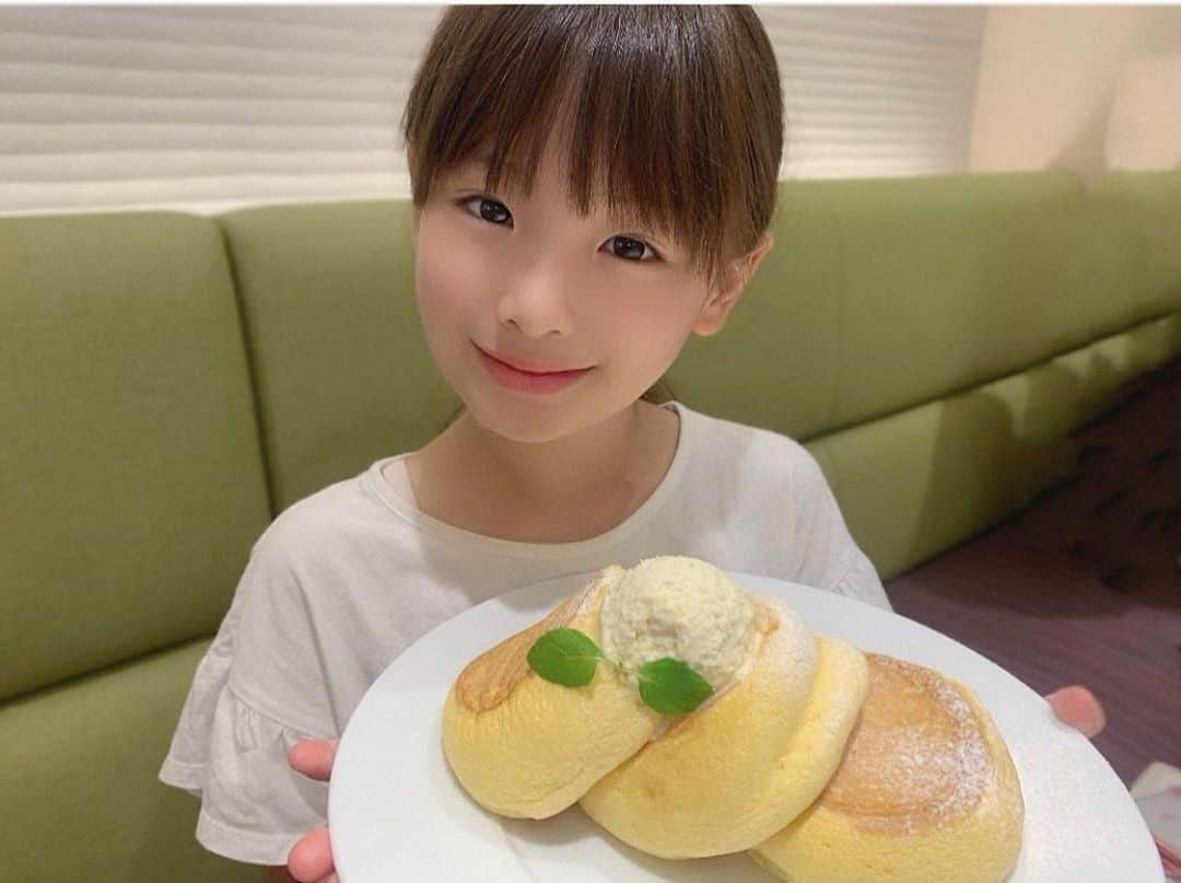 ひなさんのインスタグラム写真 - (ひなInstagram)「♡.＊ 前に行った"幸せのパンケーキ🥞" パンケーキ大好きなひなのリクエスト👧🏼♡ ふわふわでほんと美味しかった♡ また行きたいね🥺🥞 . #幸せのパンケーキ」9月9日 20時48分 - h.t_mom