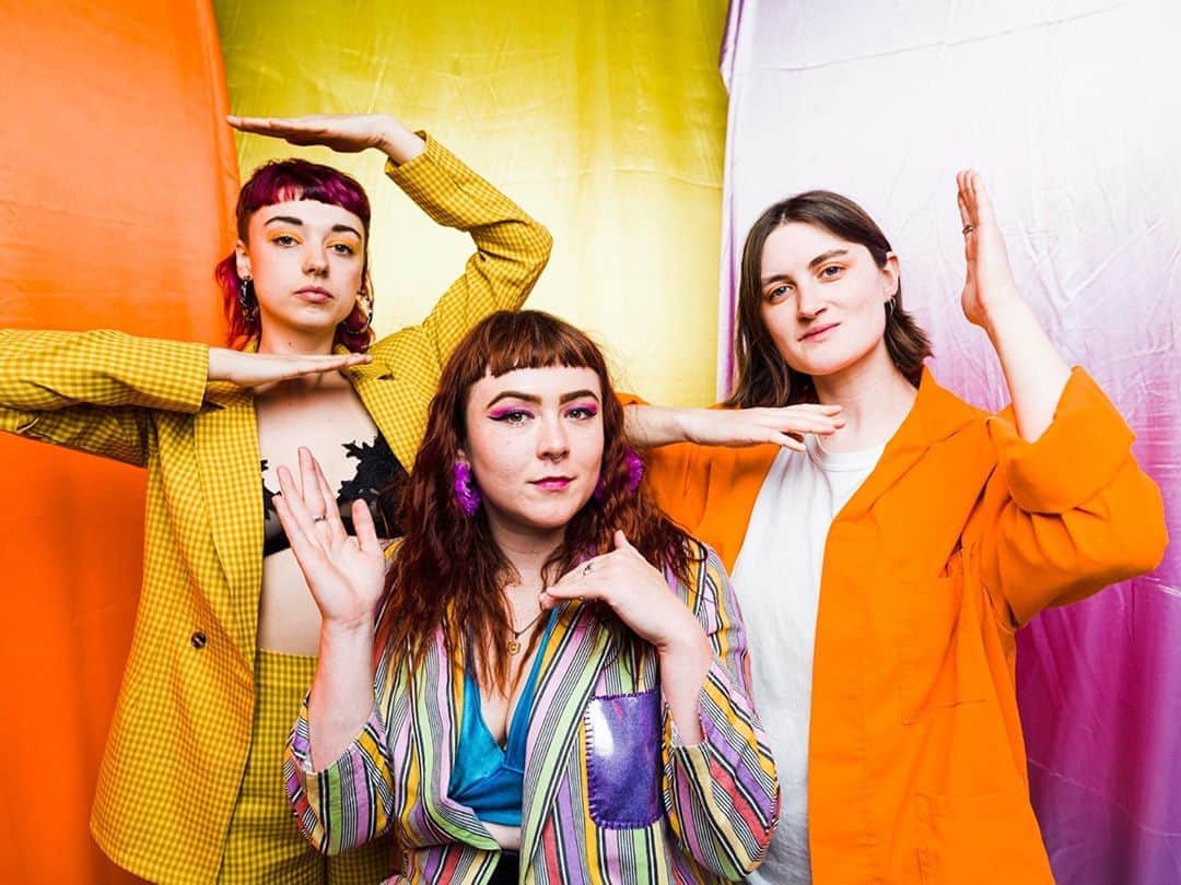 アンダーグラウンドのインスタグラム：「Three-piece punk folk outfit Adwaith have kicked up a storm with their textural guitars, sleek bass and raw vocals.  With elements of surf-rock, folk and post-punk, Adwaith are one of the most colourful and exciting bands. Find out more about our favourite up-and-coming Welsh bands on our blog, link in bio.⁠ ⁠ 📸:: Steve Ray⁠ ⁠ #adwaith #britishmusic #welshbands #undergroundengland」