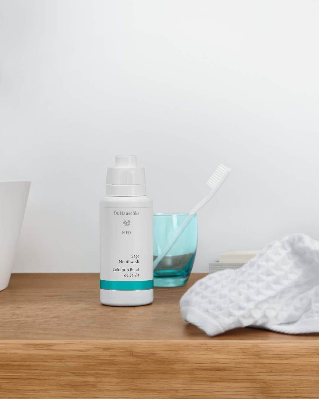 Dr. Hauschka Japan ドクターハウシュカのインスタグラム：「マスク着用での口臭ケアやエチケットケアに。⁠ .⁠ .⁠ 100％ナチュラルなセージのマウスウォッシュ⁠ ピリピリしないマイルドな使い心地で⁠ すっきりとオーラルケア。⁠ ランチの後や、食後の口内が気になる時におススメです。⁠ .⁠ .⁠ #ドクターハウシュカ#Drハウシュカ#オーガニックコスメ#メンズケア#マウスウォッシュ#敏感肌#歯磨き粉#歯磨き粉マニア#敏感肌用#オーラルケア#オーガニック#オーガニックコスメ好きな人と繋がりたい#コスメキッチン#オーラルケアグッズ#オーガニックスキンケア#歯磨き粉#オーガニックライフ#ナチュラルコスメ#口臭ケア#丁寧な暮らし#ユニセックス#おうちケア#サステナブル#サステナブルライフ#サステナビリティ#ドイツコスメ#海外コスメ#セージ#オーラルケアグッズ」