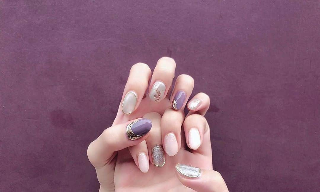 yuu__aaaのインスタグラム：「. . 初めてマグネットネイル してもらった💅💓 . ほんとにまみさんのネイル好き♡！ . . . . . . . 私のインスタグラムをみた！ でお得になるよ☺︎♡ . . . ⚫︎シンプルネイルSET→¥4680 ⚫︎プチSET→¥5670 ⚫︎デザインSET¥6660 . . . . . . .. #cute#nail#秋ネイル#ニュアンスネイル #マグネットネイル #instafashion#ネイル#ミラーネイル #くすみネイル #aurora#ラメネイル#ラメ#パープルネイル#ネイルデザイン」