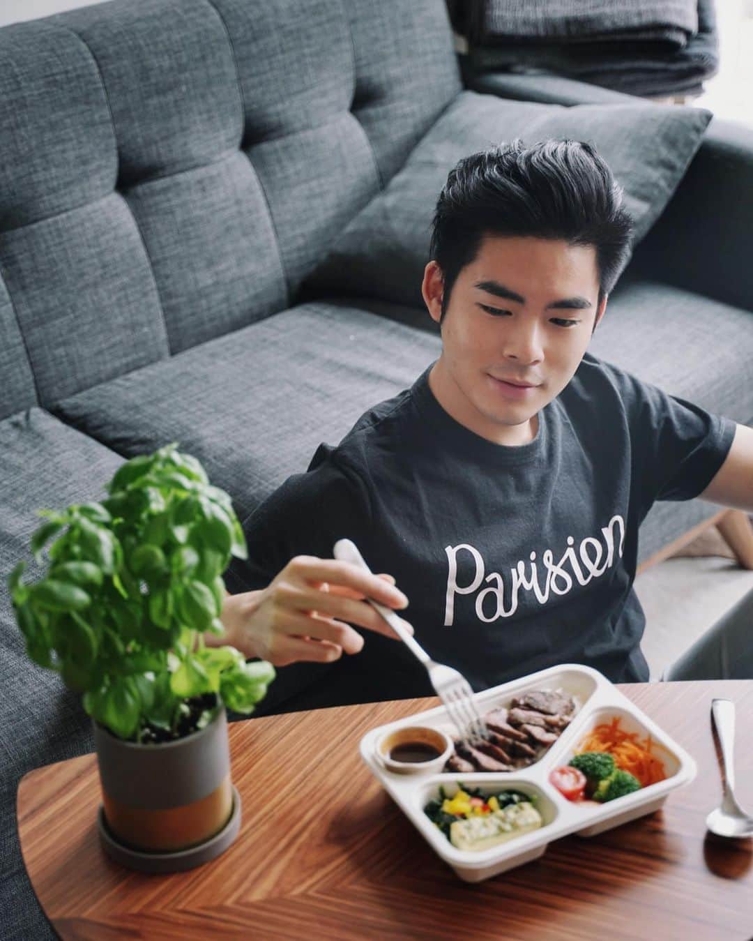 Christoffer Chengのインスタグラム：「I’ve been ordering food delivery so often these days that I started to feel I need healthier alternatives since most options out there are unhealthy ones. That’s how I found out about @thebigthingskitchen , they deliver nutritious non GMO, no MSG bentos in an array of Asian and Western styles that are not only tasty, but makes you feel full, energetic and healthy. 😋  (It’s available on Deliveroo!)  @TheBigThingsKitchen #TheBigThingsBento #TheBigThingsKitchen #DontEatNothing #FitnessBento #DetoxBento #HealthyComfortBento」