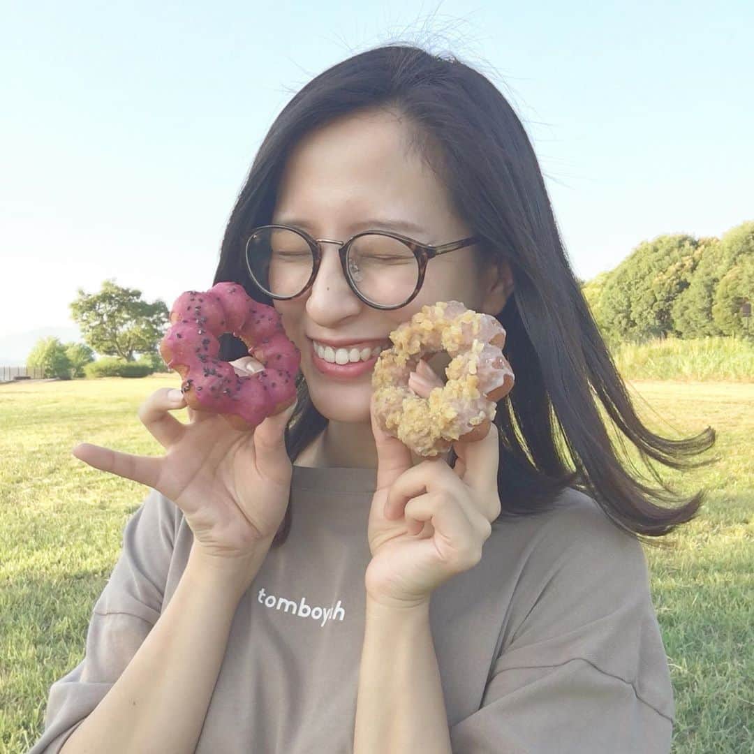 佐藤華純のインスタグラム：「.  【 #さつまいもド 】  ミスタードーナツの新作、さつまいもドの紫いもといもけんぴを食べました🍩♡  ポンデリングの形してたから、モチモチしてんのかな〜と思って食べたら普通のドーナツ生地だった。笑  焼き芋がしたくなった〜🍠  #ミスキャンパス立命館2020  #立命館 #立命館大学 #京都 #女子大生  #ミスキャン #ミスコン #ファイナリスト #ミスタードーナツ #ミスド #さつまいも #さつまいもスイーツ #めがね女子」