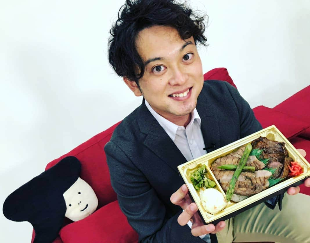 飯田嘉太さんのインスタグラム写真 - (飯田嘉太Instagram)「🍴 全国うまいもの大会が今日から香林坊大和でスタート🎉 ・ ・ ⑧か月ぶりに美味しい食べ物が集まって お客さんも担当者の方も嬉しそうでした😌 ・ ・ 県外に出るのが難しい中、 全国の美味しいものが食べられるのはありがたいです👏 ・ ・ 放送でご紹介したのは牛タンとカルビが乗った仙台弁当🍱と バターの香りがたまらないデニッシュパン🍞 ・ ・ ですが個人的にジェラートとチーズケーキにも手を出しました😁 ・ ・ どれも最高でしたよ‼  #石川テレビ #石川さん #livenewsit #ニュース #全国うまいもの大会 #宮城 #鉄板ダイニング誉 #牛タン #弁当 #京都 #アンデ #デニッシュパン #岡山 #ジェラート醍醐桜 #ジェラート #兵庫 #アマリア #キャラメル #チーズケーキ #チーズキャラメル #全部最高 #アナウンサー #飯田嘉太 #幸せなロケ  全国うまいもの大会は今月⑮日までです😆」9月9日 20時56分 - kabuto_iida