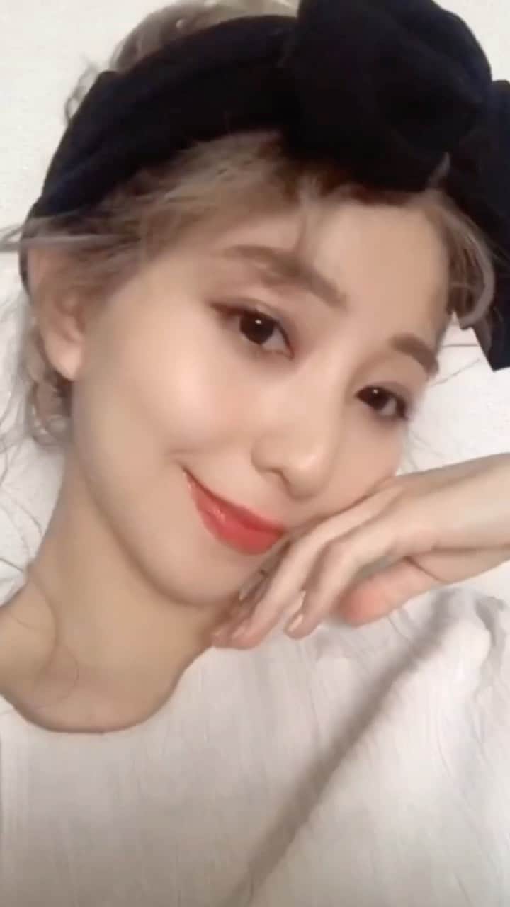 松尾 瞳のインスタグラム：「@herabeauty_official 💄💕 . IZ*ONE、デビュー時はユリイェナひぃちゃん推しだったんだけど今はウリムズが追いついてきててミンジュも美の暴力すぎて尊いけど結局全員可愛いしカンちゃんは顔の造形が佑記に似てる🙏🏻(←これずっと言ってる)(伝われ) . #HERA #韓国コスメ #コスメ #リップ #リップグロス #メイク動画 #コスメ紹介 #IZONE #アイズワン」